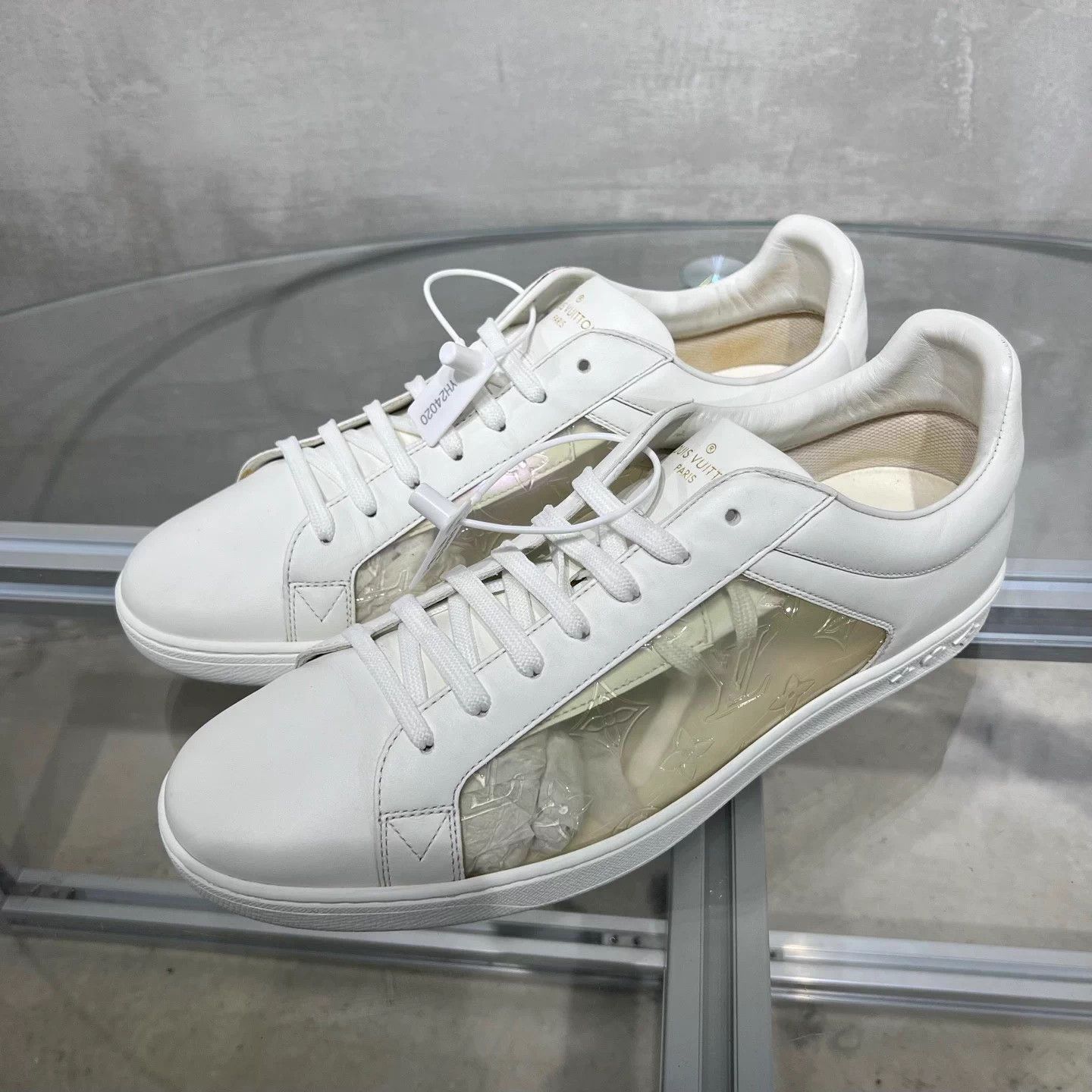 Louis Vuitton LV low-top white UK9 / 43 Size US 9 / EU 42 - 2 Thumbnail