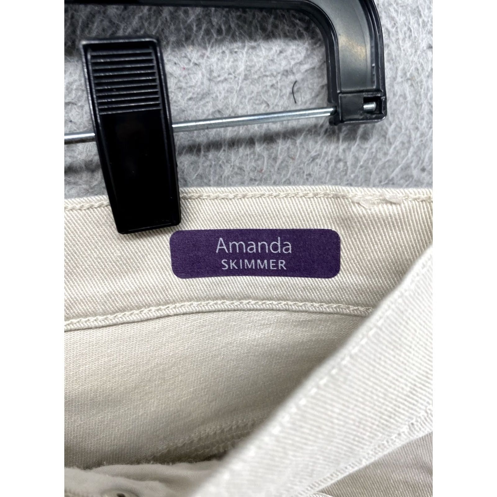 Gloria Vanderbilt Gloria Vanderbilt Amanda Skimmer Capri Pants Beige 4P Petite Denim Slim Straight Ladies Classic Beach Designer" Size 27" / US 4 / IT 40 - 3 Thumbnail