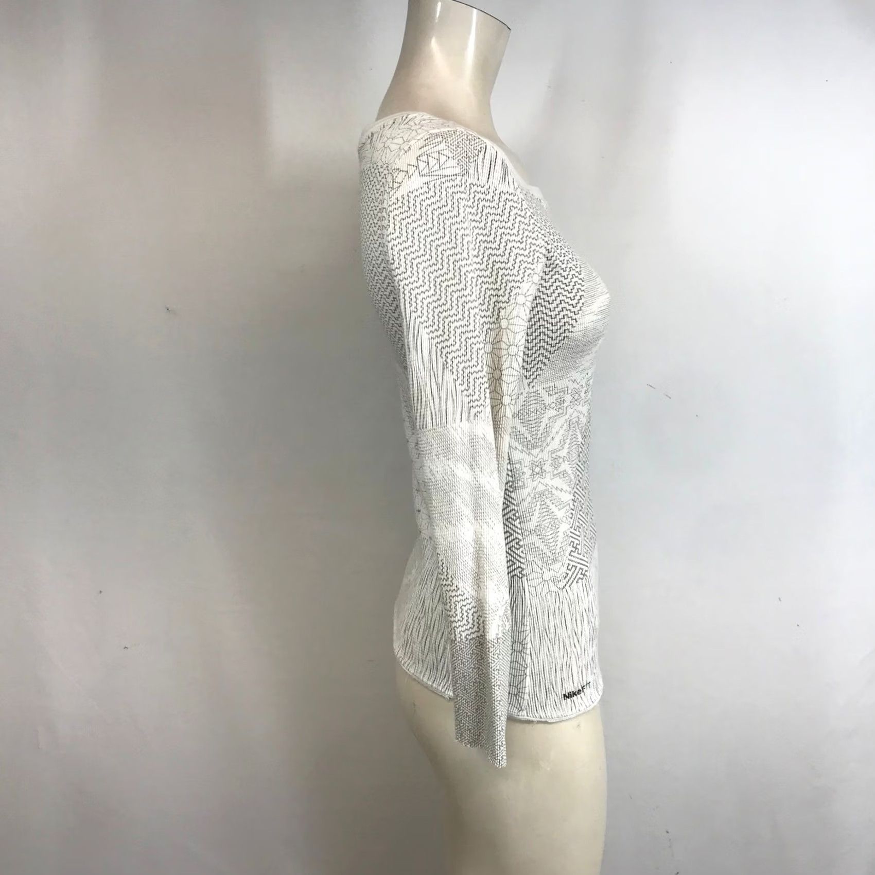 Nike ACG VINTAGE Nike ACG Shirt Womens M White Vtg Y2K Women Geometric Pattern Long Sleeve thermal Size M / US 6-8 / IT 42-44 - 4 Thumbnail