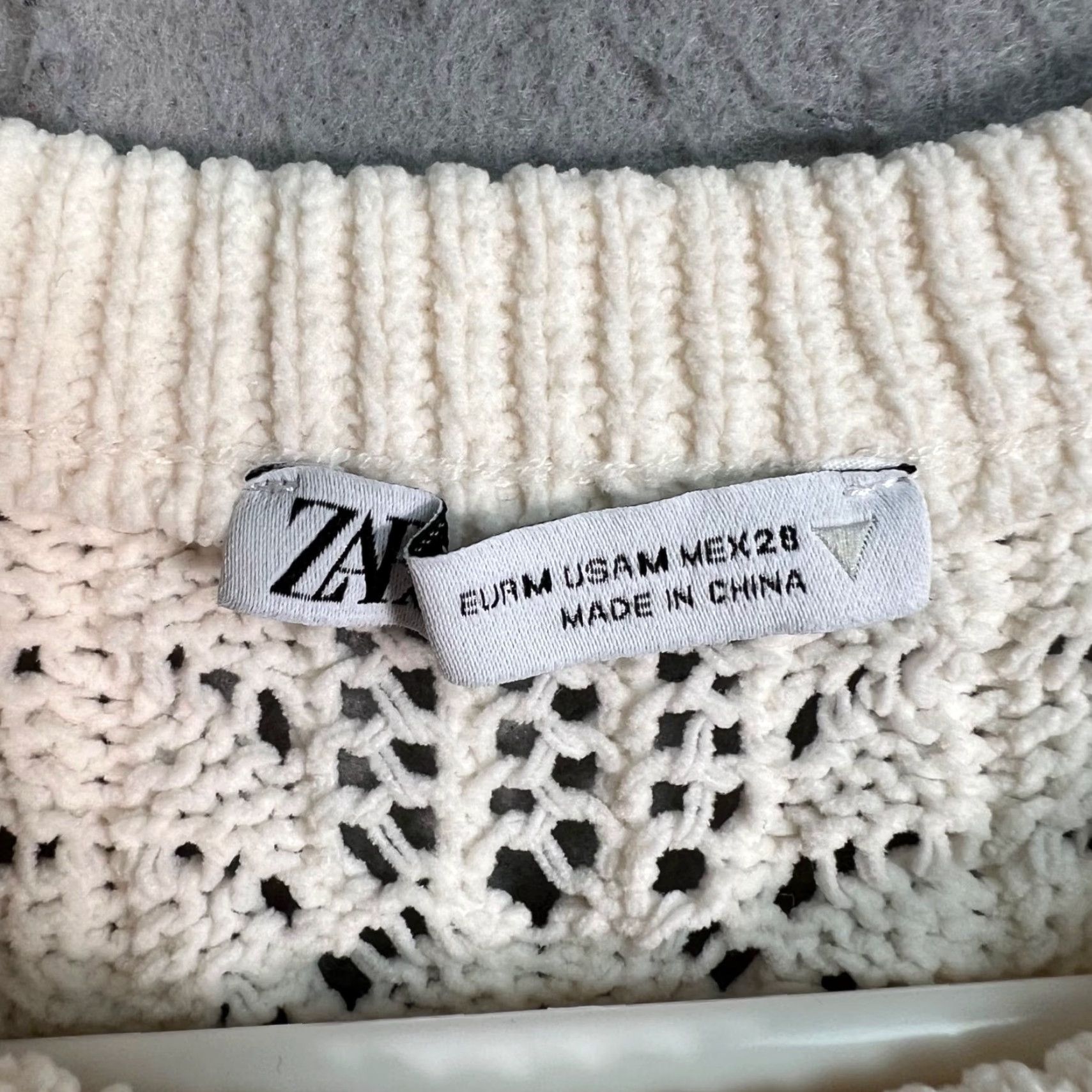 Zara VINTAGE Zara Womens Small White Sleeveless Knit Crochet Tank Top W/ Black Accents Size S / US 4 / IT 40 - 3 Thumbnail