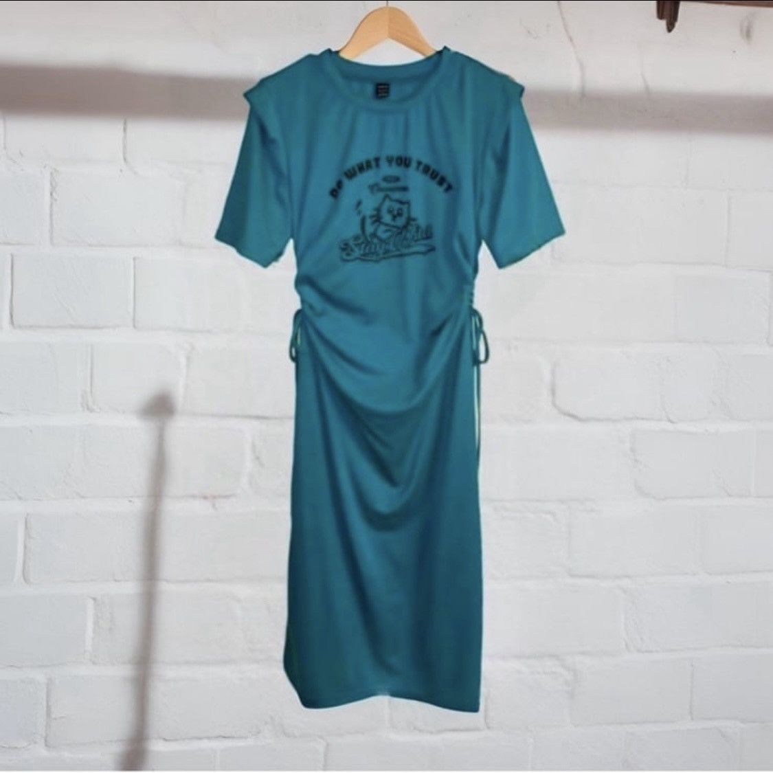 Shein Mulvari Letter & 1997 Graphic Drawstring Side Split Hem Midi Size S / US 4 / IT 40 - 1 Thumbnail