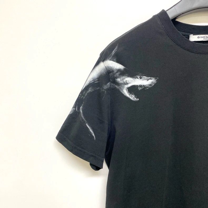 Givenchy Givenchy Classic Shark Print Short Sleeve T-Shirt Black L Size US L / EU 52-54 / 3 - 5 Thumbnail