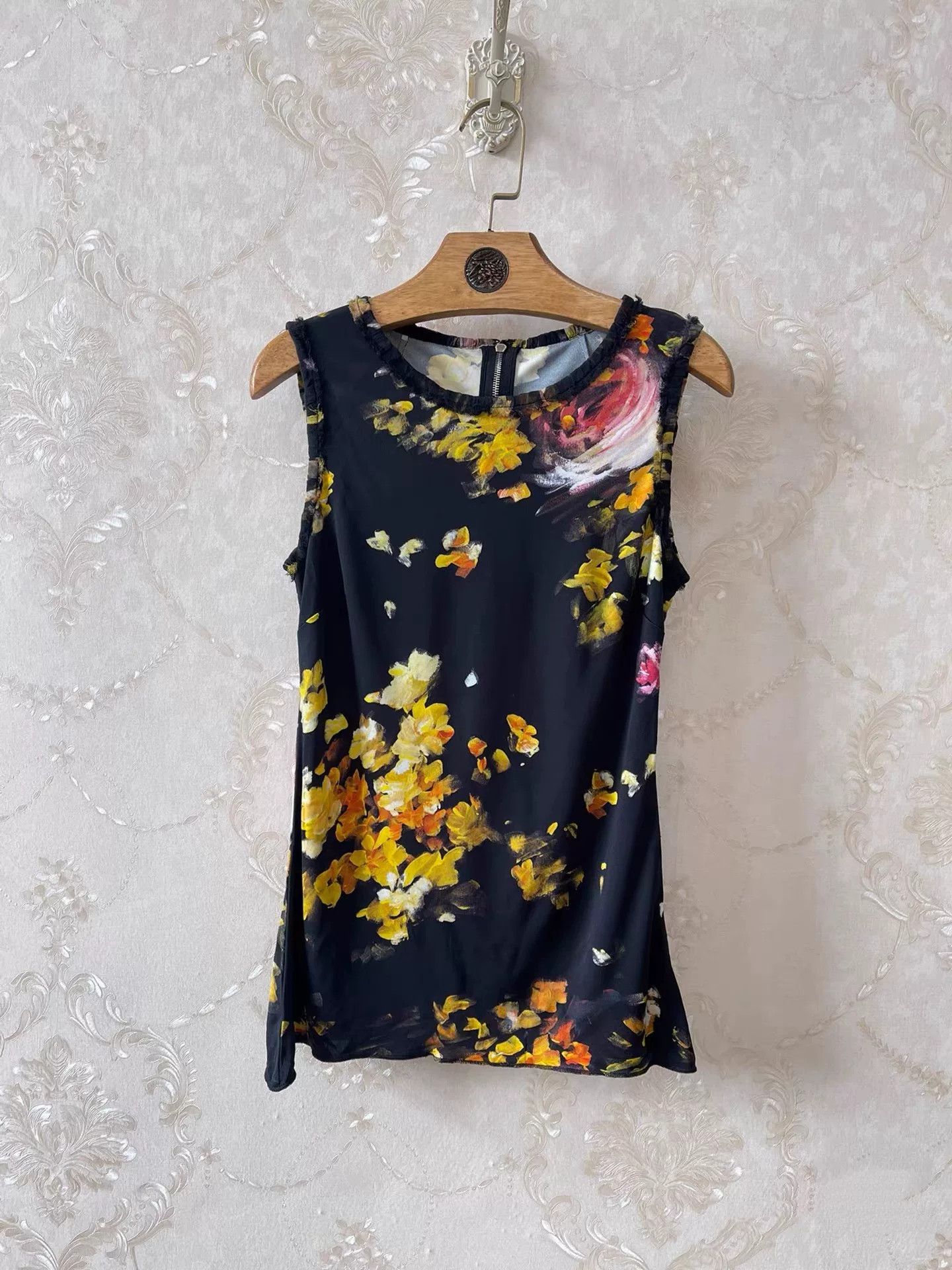 Dolce & Gabbana Dolce Gabbana Oil Painting Sleeveless Top Size S / US 4 / IT 40 - 1 Thumbnail