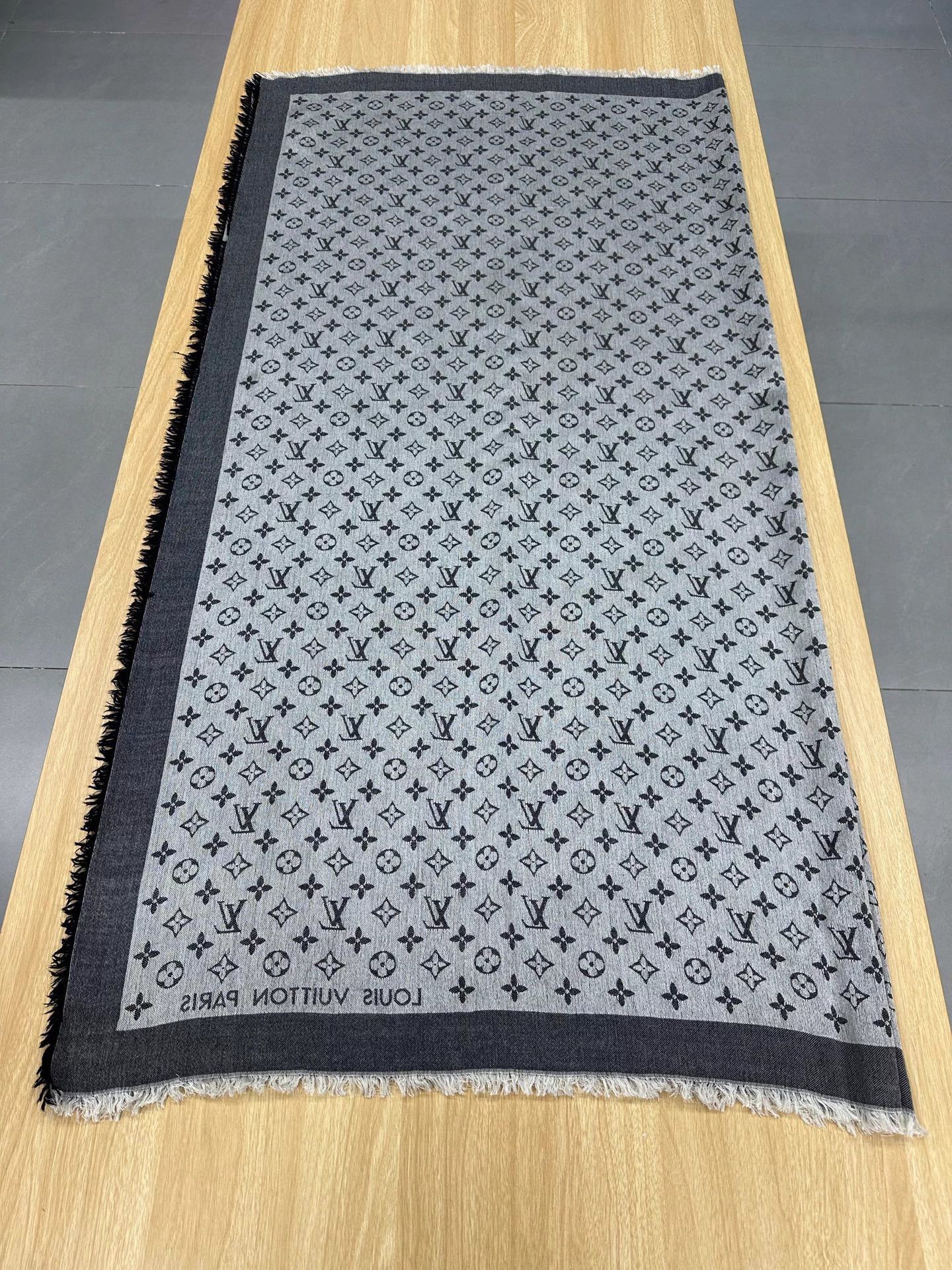Louis Vuitton LOUIS VUITTON Monogram Denim Silk Scarf 145x145cm Size ONE SIZE - 4 Thumbnail