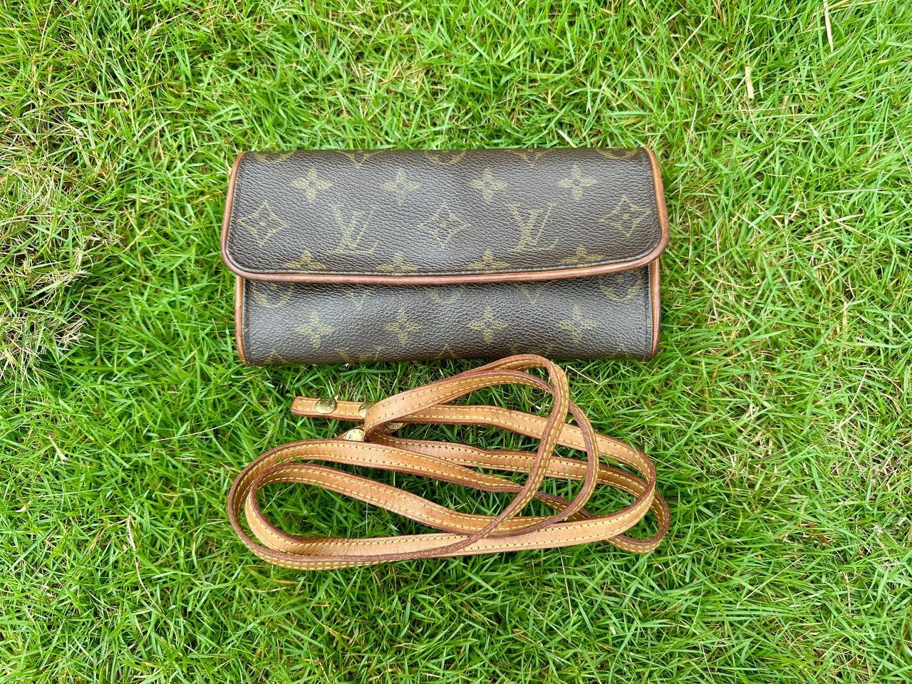 Louis Vuitton Authentic Louis Vuitton Monogram Canvas Twin Pochette PM Size ONE SIZE - 3 Thumbnail