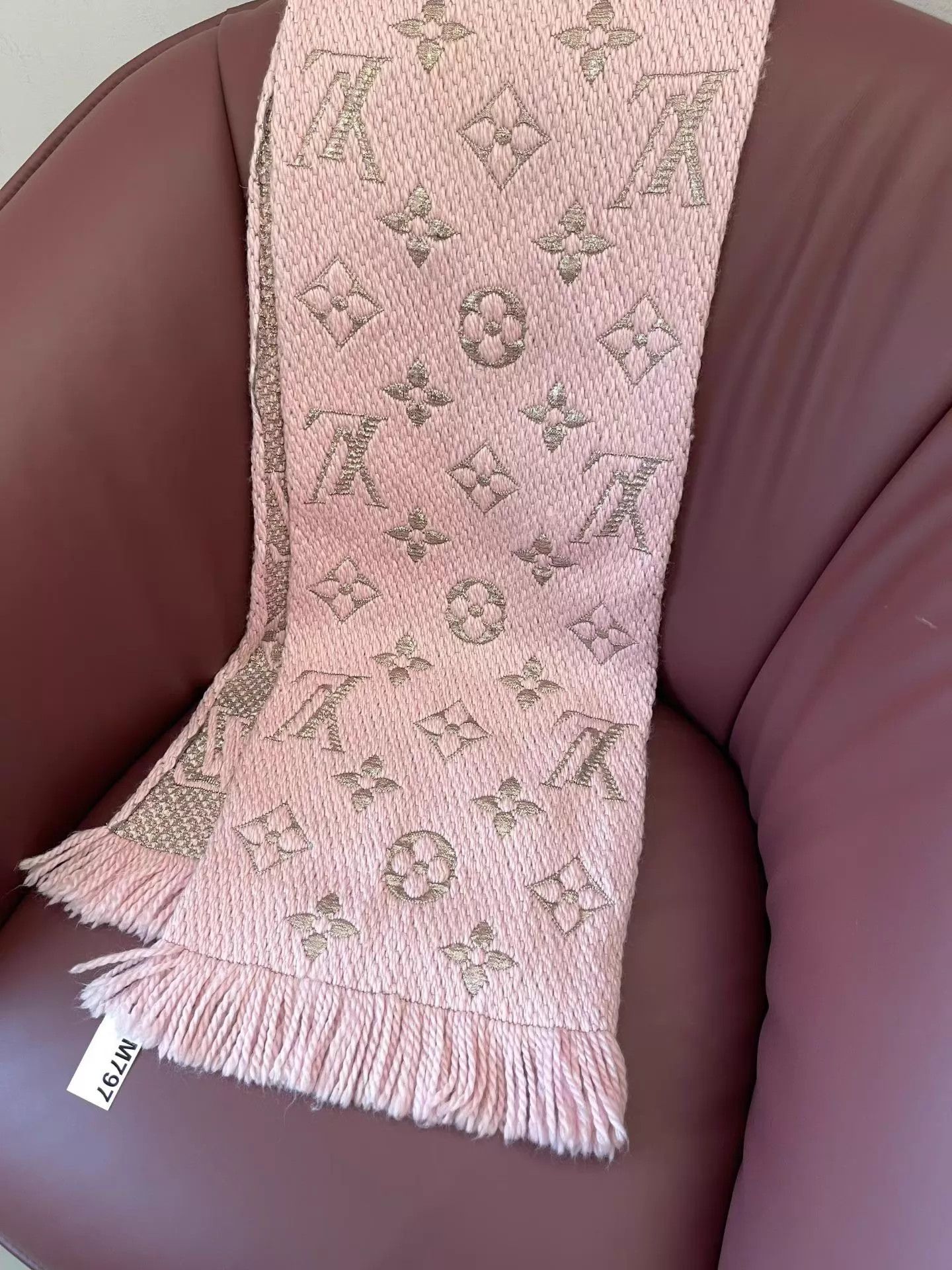 Louis Vuitton LV Pink Silver Threads Knit Scarf M797 MINT 160x30 Size ONE SIZE - 3 Thumbnail
