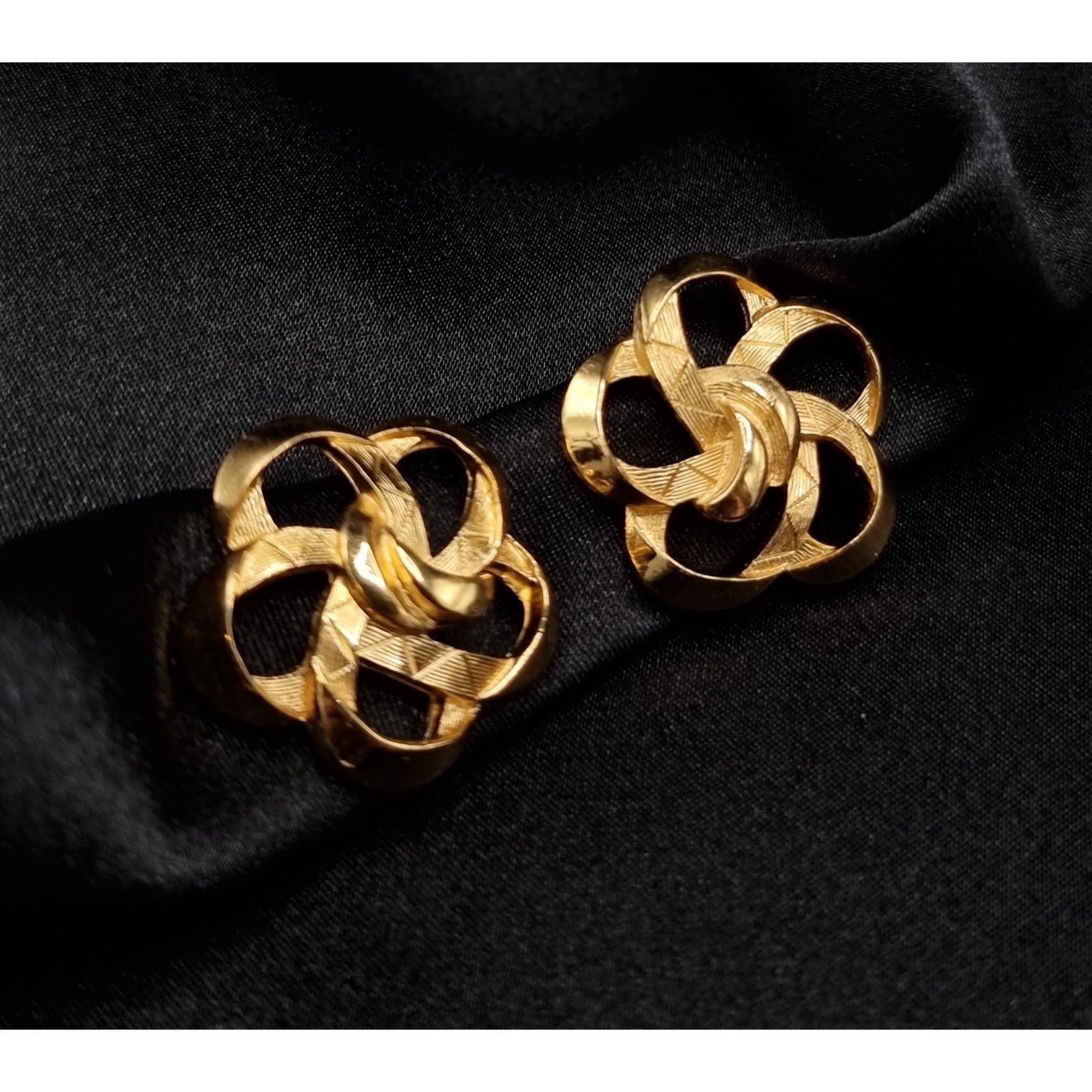 Vintage Vintage 1960s TRIFARI Signed Gold-Tone Clip-On Knot Earrings Size ONE SIZE - 1 Thumbnail