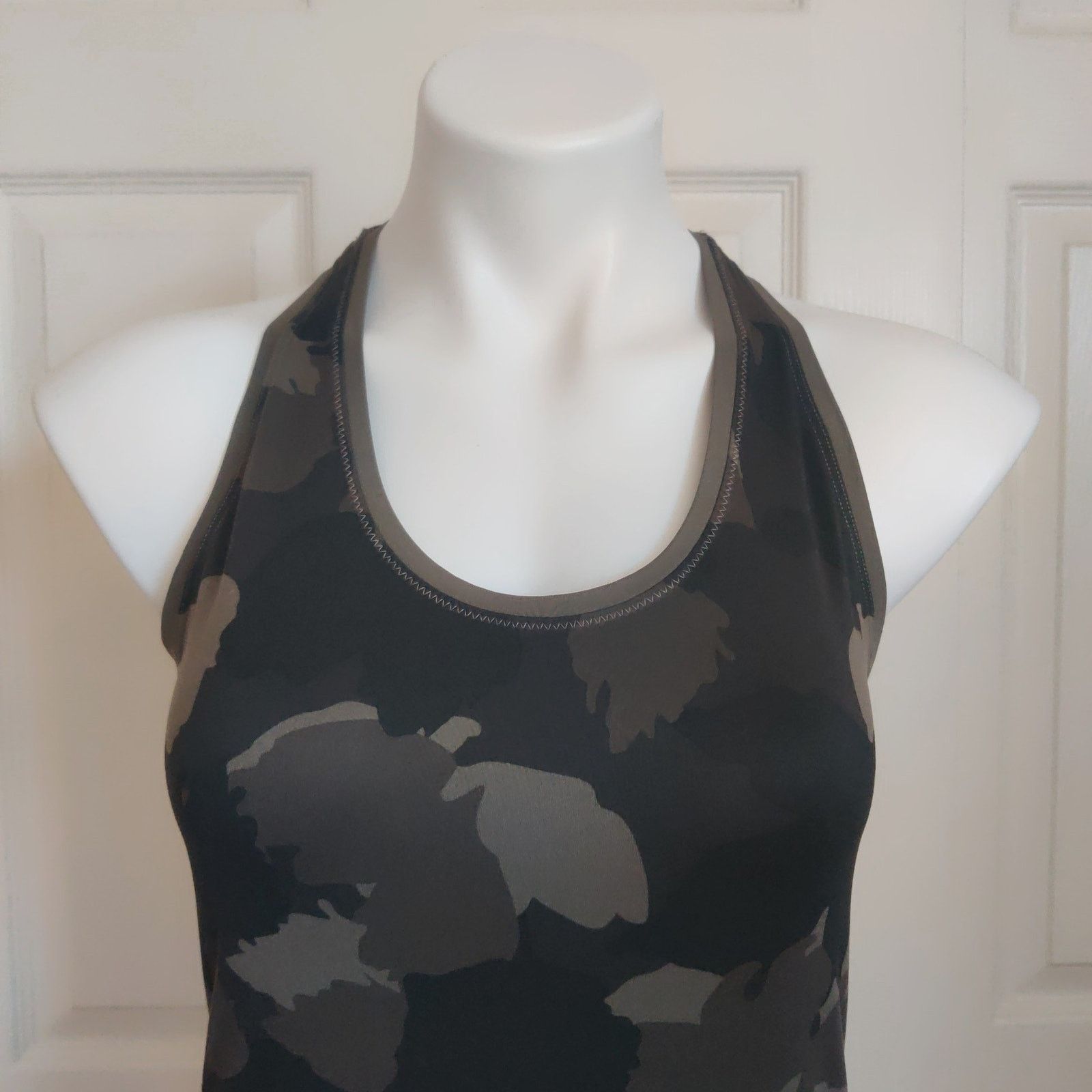 Athleta Athleta Limitless Camo Keyhole Tank sz XS Size XS / US 0-2 / IT 36-38 - 2 Thumbnail