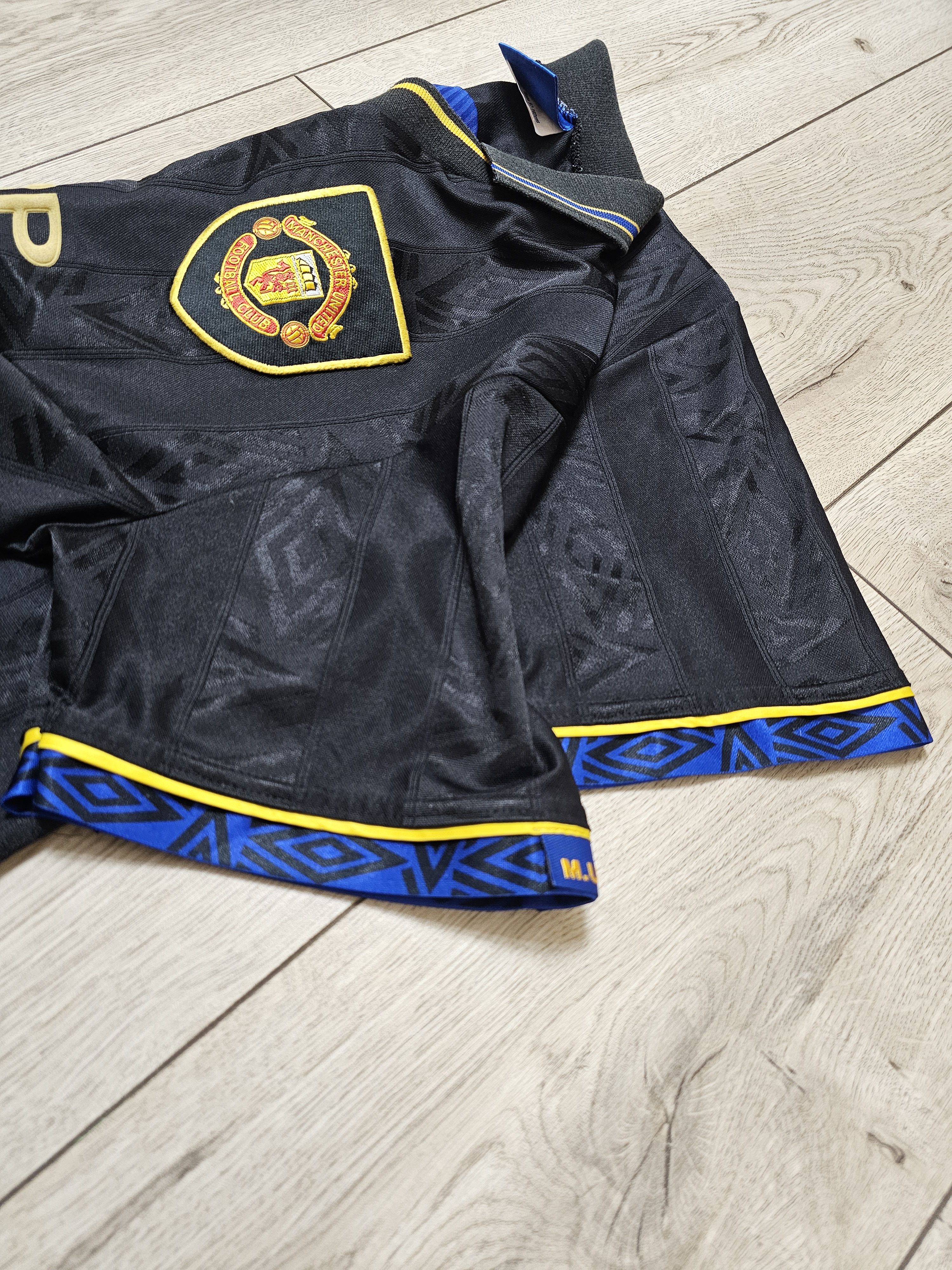 Vintage MANCHESTER UNITED 1993 1995 AWAY FOOTBALL SOCCER JERSEY Size US M / EU 48-50 / 2 - 7 Thumbnail