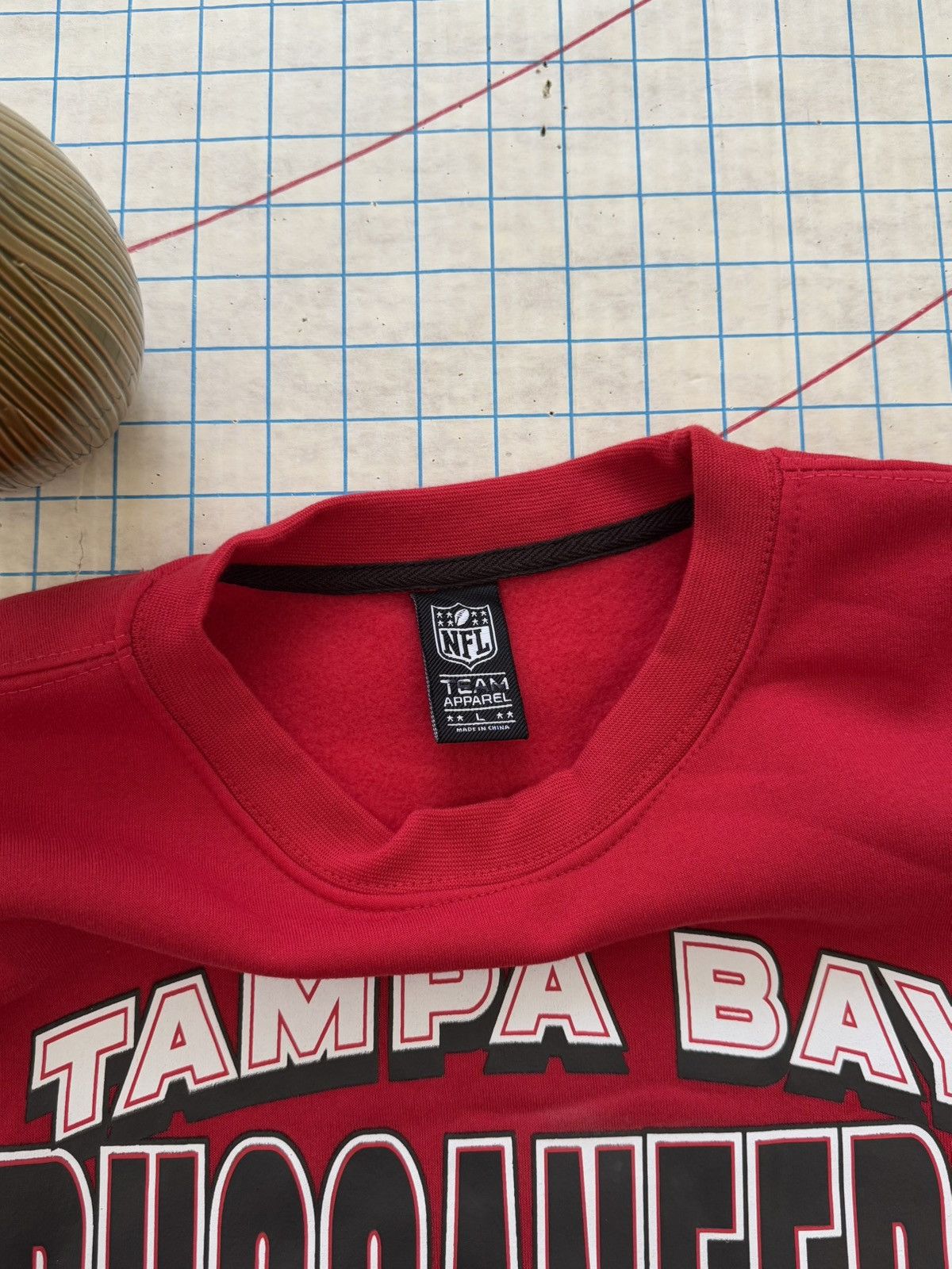 NFL NWOT NFL Team Apparel Tampa Bay Buccaneers Crewneck Large Size US L / EU 52-54 / 3 - 7 Thumbnail