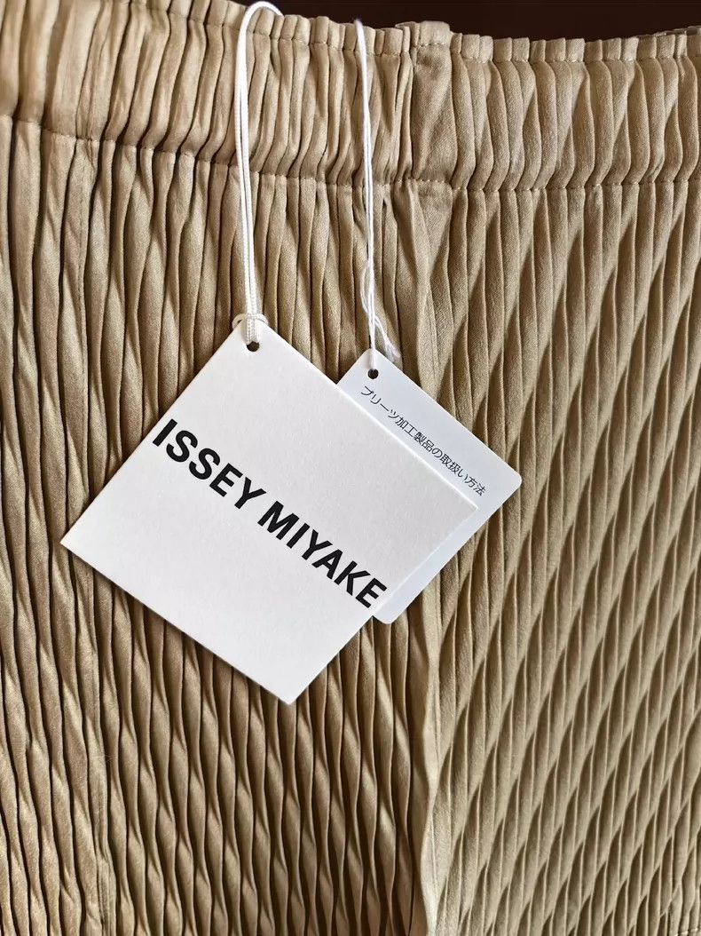 Issey Miyake Issey Miyake size:2 Beige new fish-scale skirt Size 23" - 6 Thumbnail