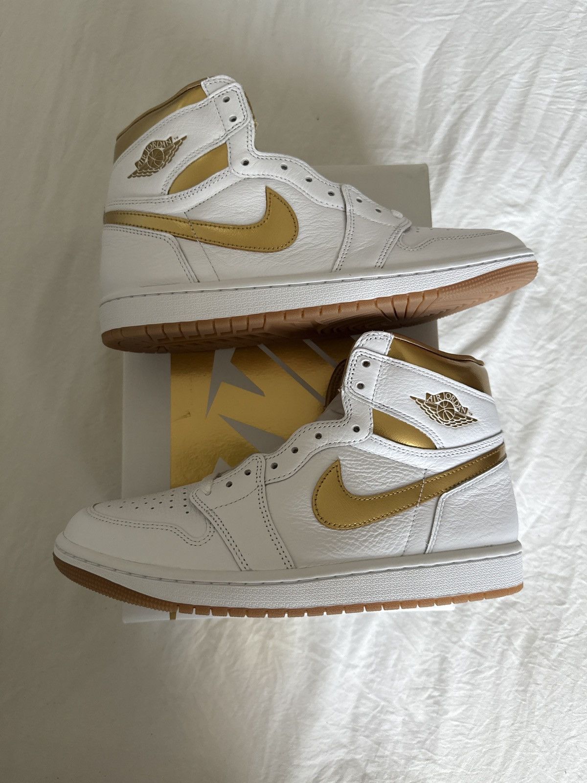 WMNS Air Jordan 1 Retro Hi (U.S. Men Size 8) Menswear