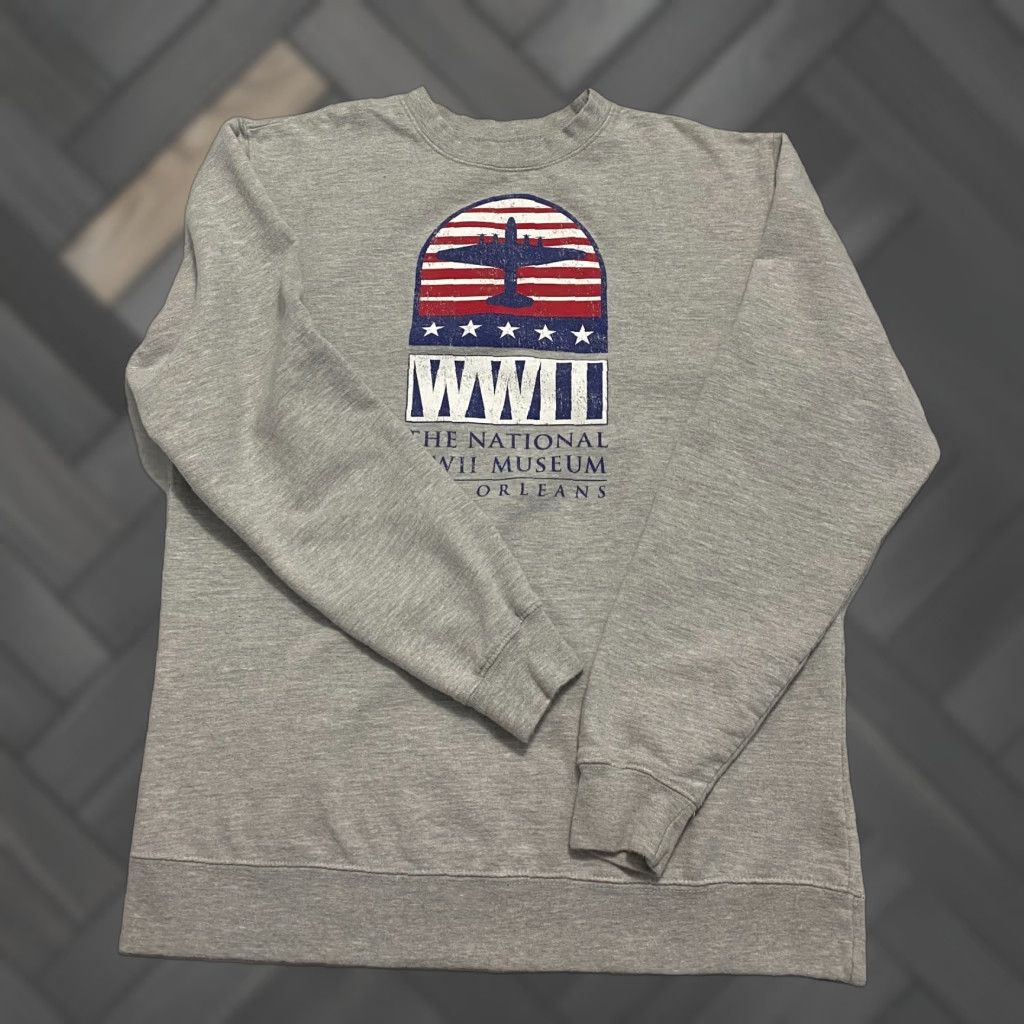 Vintage Pullover Unbranded Sweatshirt Shirt Gray Size M USA Graphic Print The National WWII Museum Pullover Gray M Unisex Adults Size US M / EU 48-50 / 2 - 1 Thumbnail