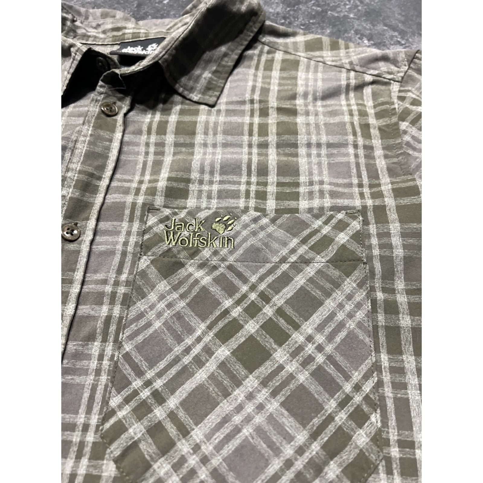 Jack Wolfskin Jack Wolfskin Shirt Button-Up Short Sleeve Men L Green Cotton UV Shield Casual Travel Workwear Pockets Classic Outdoor 40/42 Regular Size US L / EU 52-54 / 3 - 3 Thumbnail