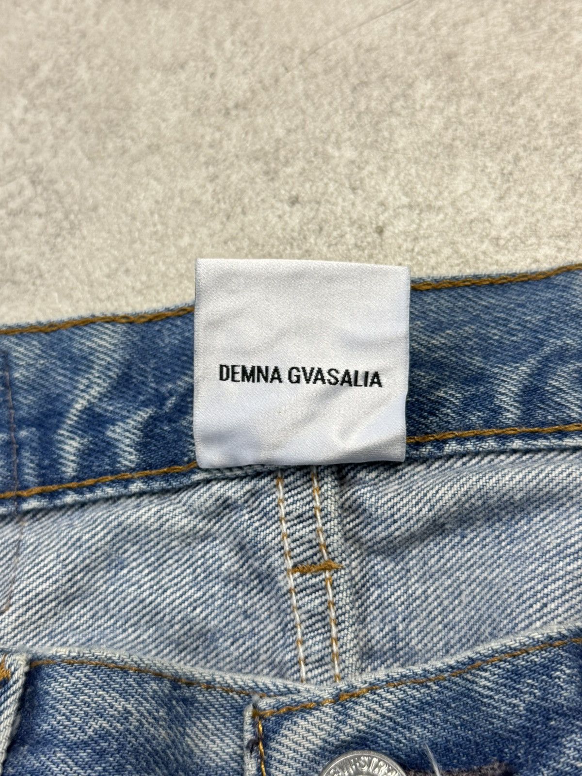 Vetements VETEMENTS x LEVIS FW17 RUNWAY EMBROIDERED LOGO DENIM JEANS Size US 32 / EU 48 - 5 Thumbnail