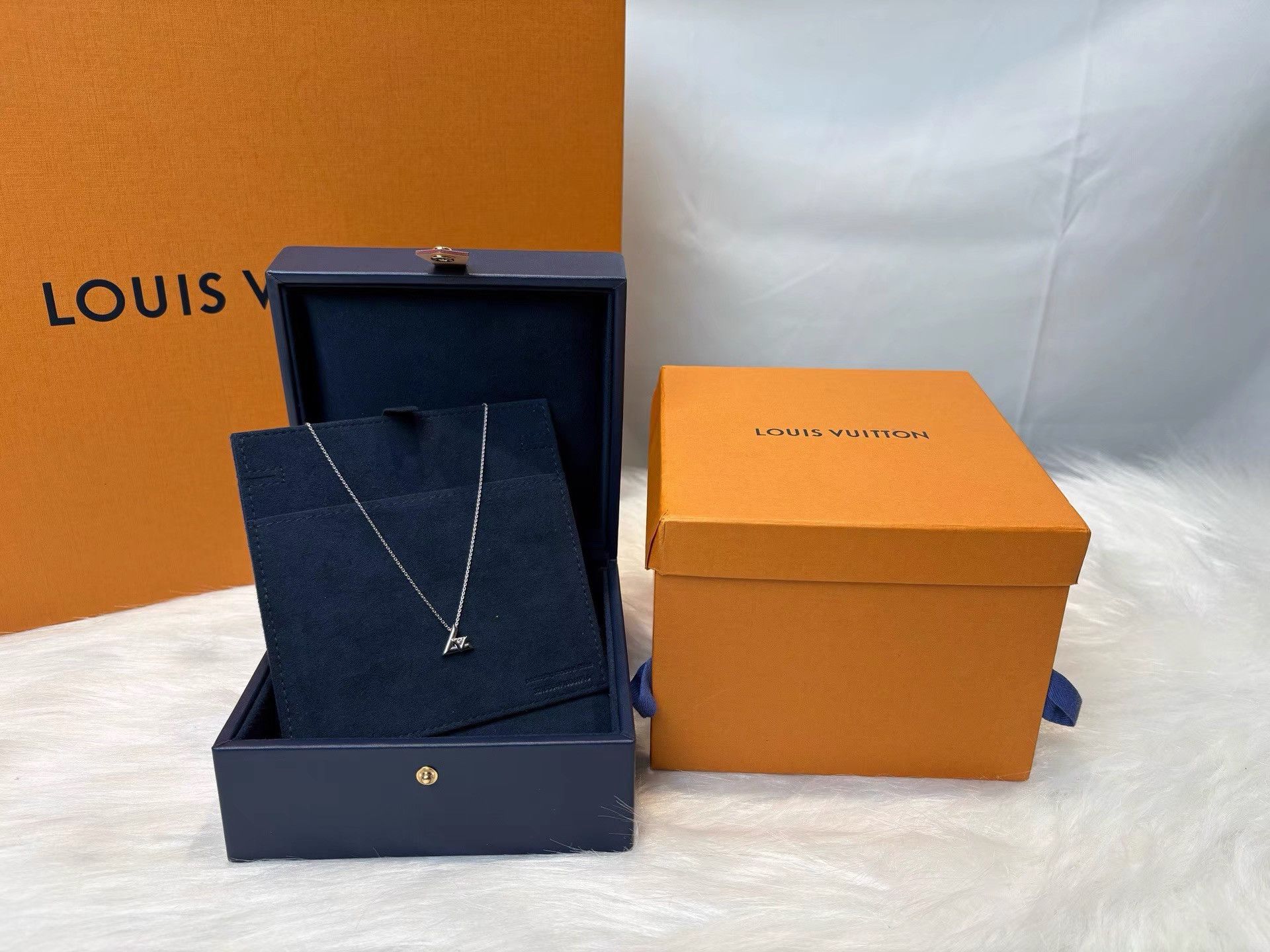 Louis Vuitton Louis Vuitton White Gold Diamond VOLT Pendant K36 Size ONE SIZE - 7 Thumbnail