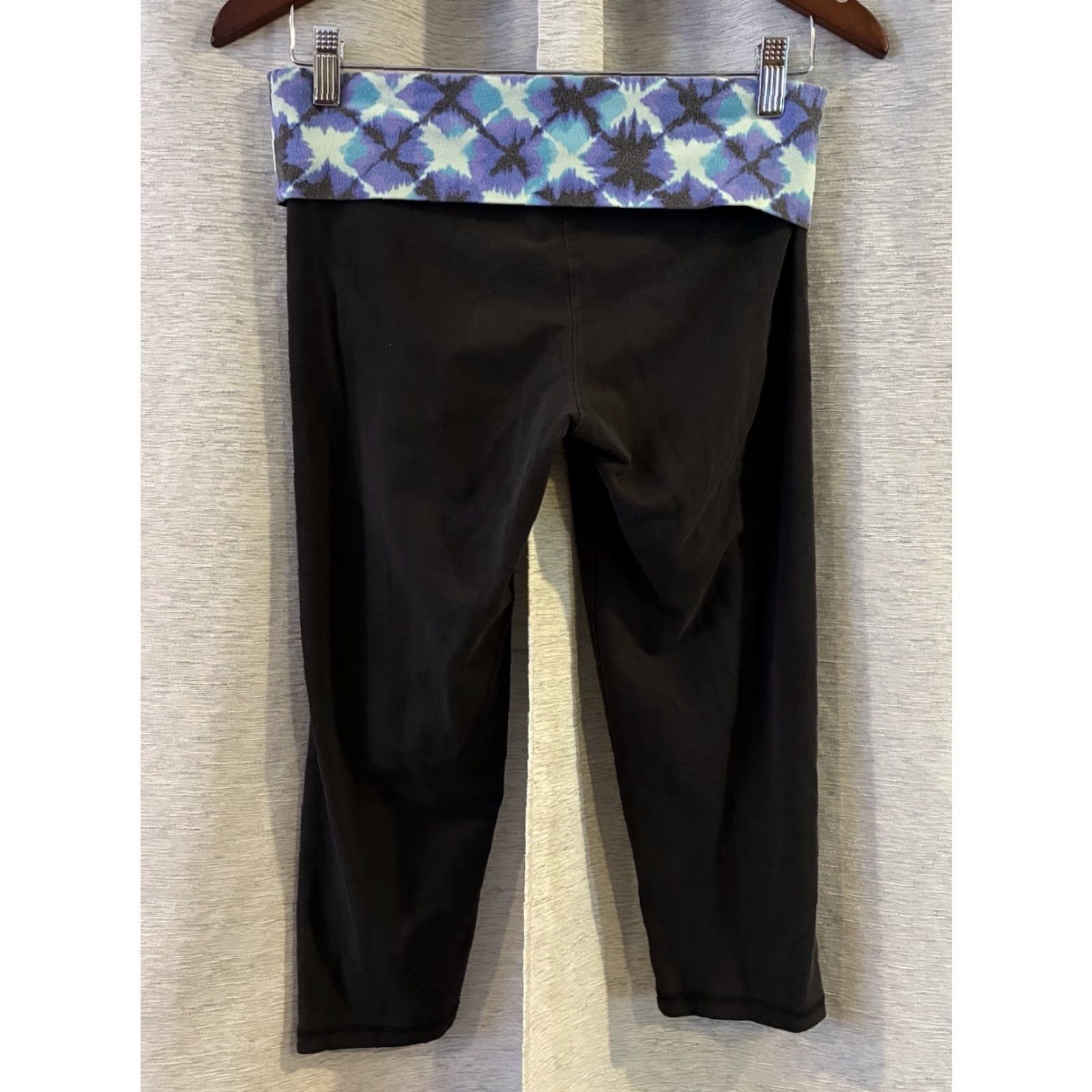 Victoria's Secret Victoria's Secret Fold Over Tie Dye Yoga Pants Cropped Size S Women Activewear Pants Tie Dye 28in 18in Black Cropped Yoga Athleisure Mens Womens Girls Size 28" / US 6 / IT 42 - 4 Thumbnail