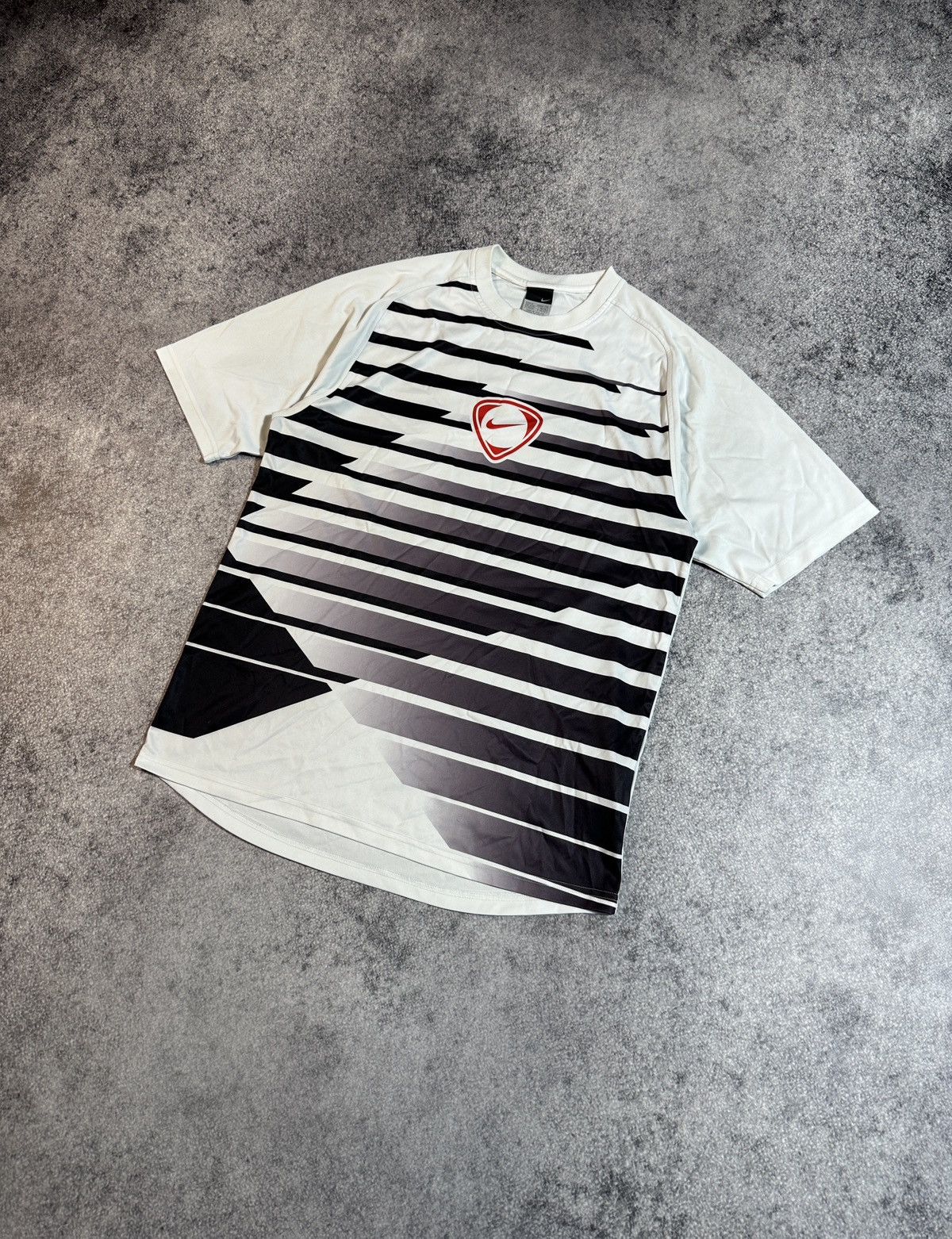 Nike × Vintage Y2k vintage Big Logo Nike t-shirt Streetwear style rare M Us Size US M / EU 48-50 / 2 - 1 Thumbnail