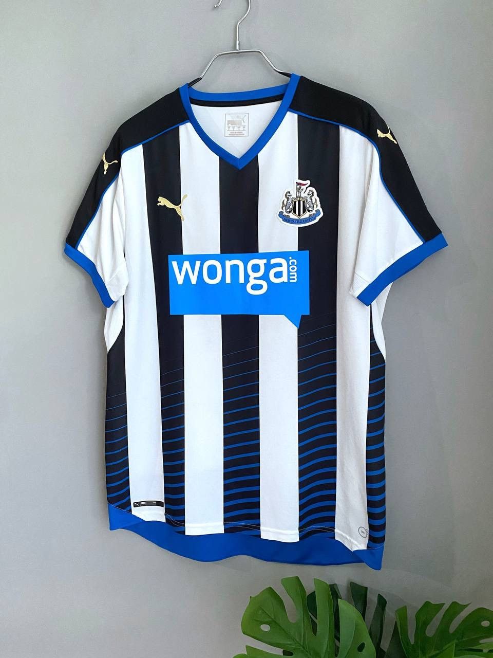 Puma FC Newcastle United 2015/16 Home Soccer Jersey, Size L Size US L / EU 52-54 / 3 - 2 Thumbnail