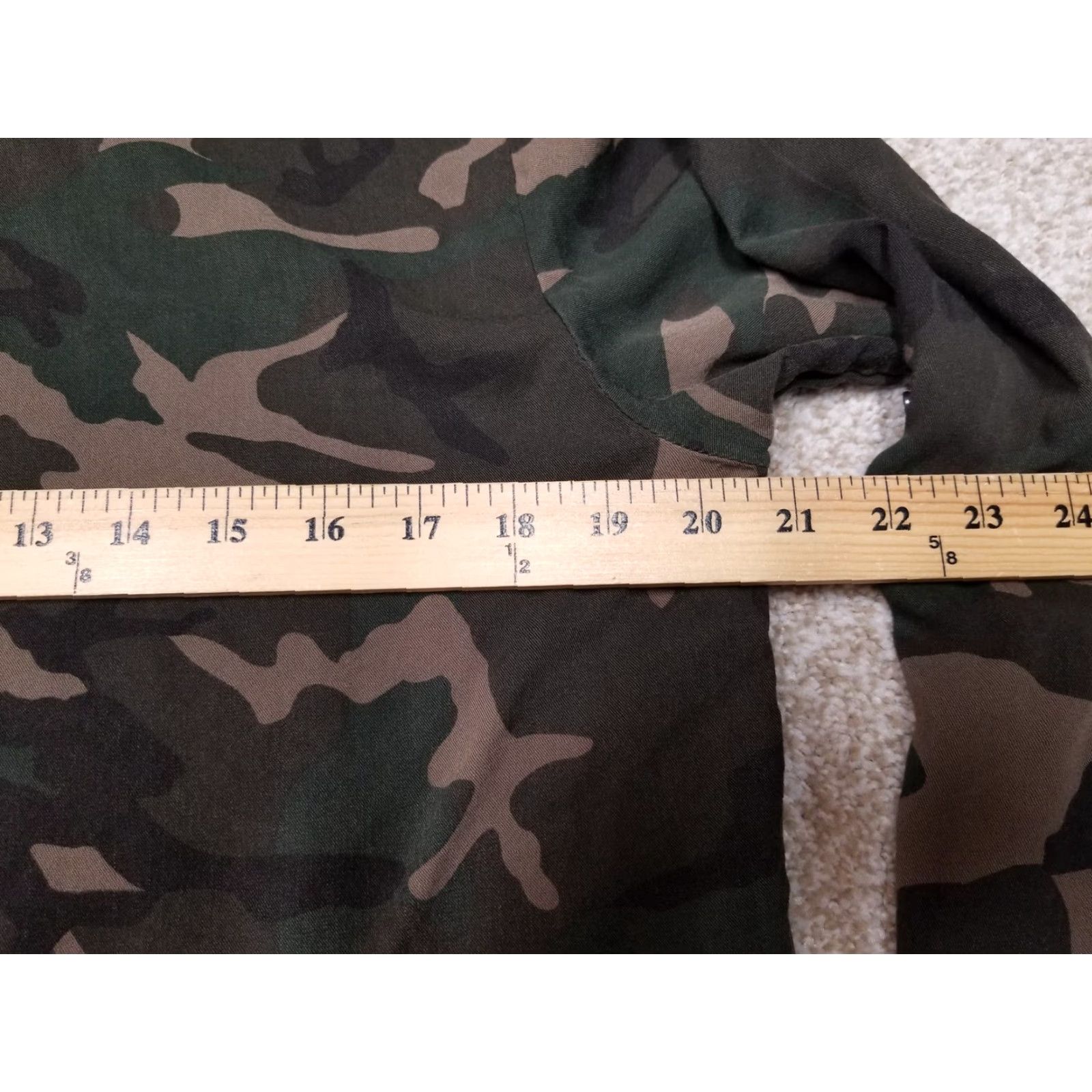 Sanctuary Sanctuary Top Womens Small Green Camouflage 100% Rayon Long Sleeve Snaps Roll Tab Shirt Women S Green Camouflage 100% Rayon Roll Tab Snaps Size S / US 4 / IT 40 - 8 Thumbnail
