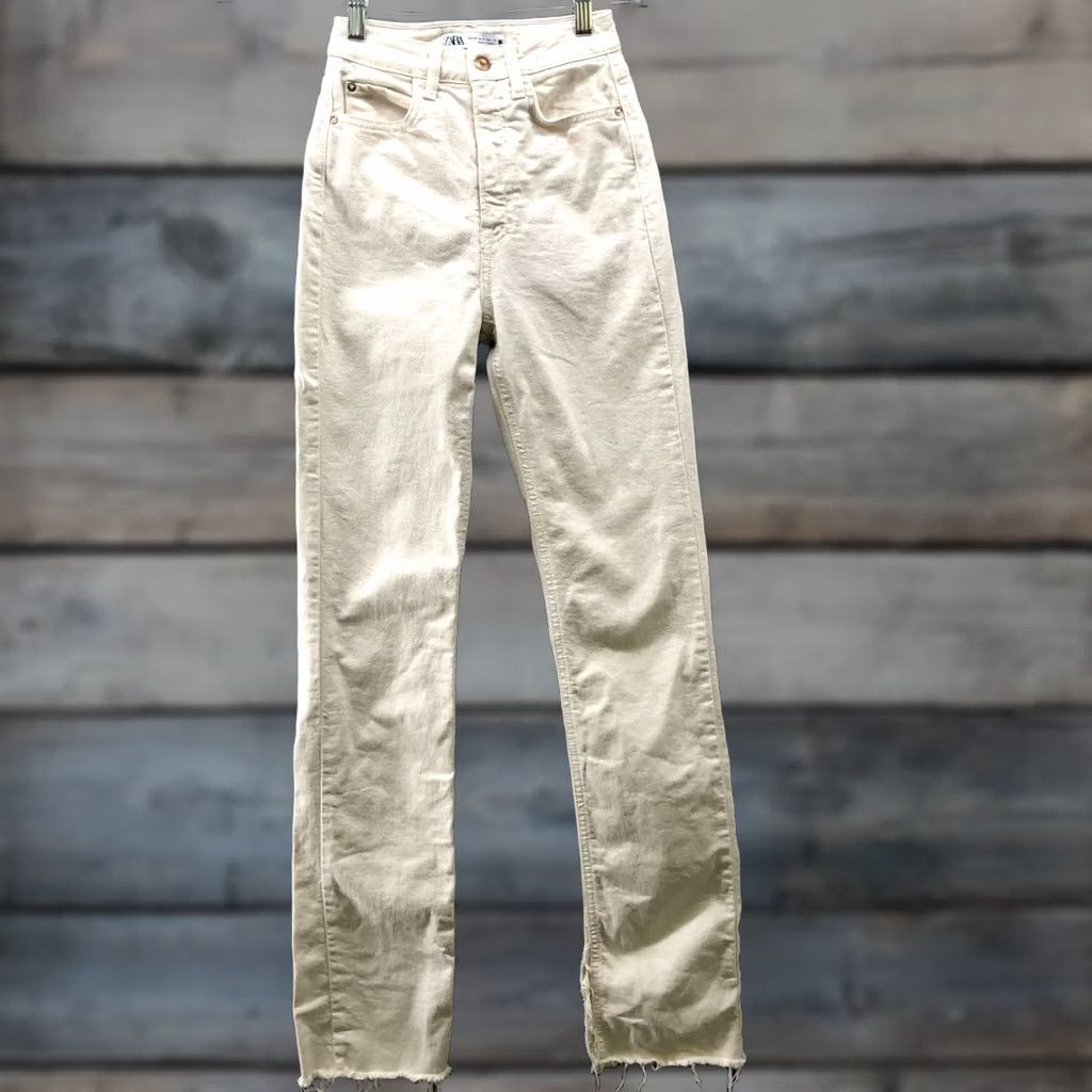 Zara Zara High Rise Straight Jeans Womens 0 Ivory White Split Hem Frayed Jeans Size 25" / US 0 / IT 36 - 1 Thumbnail