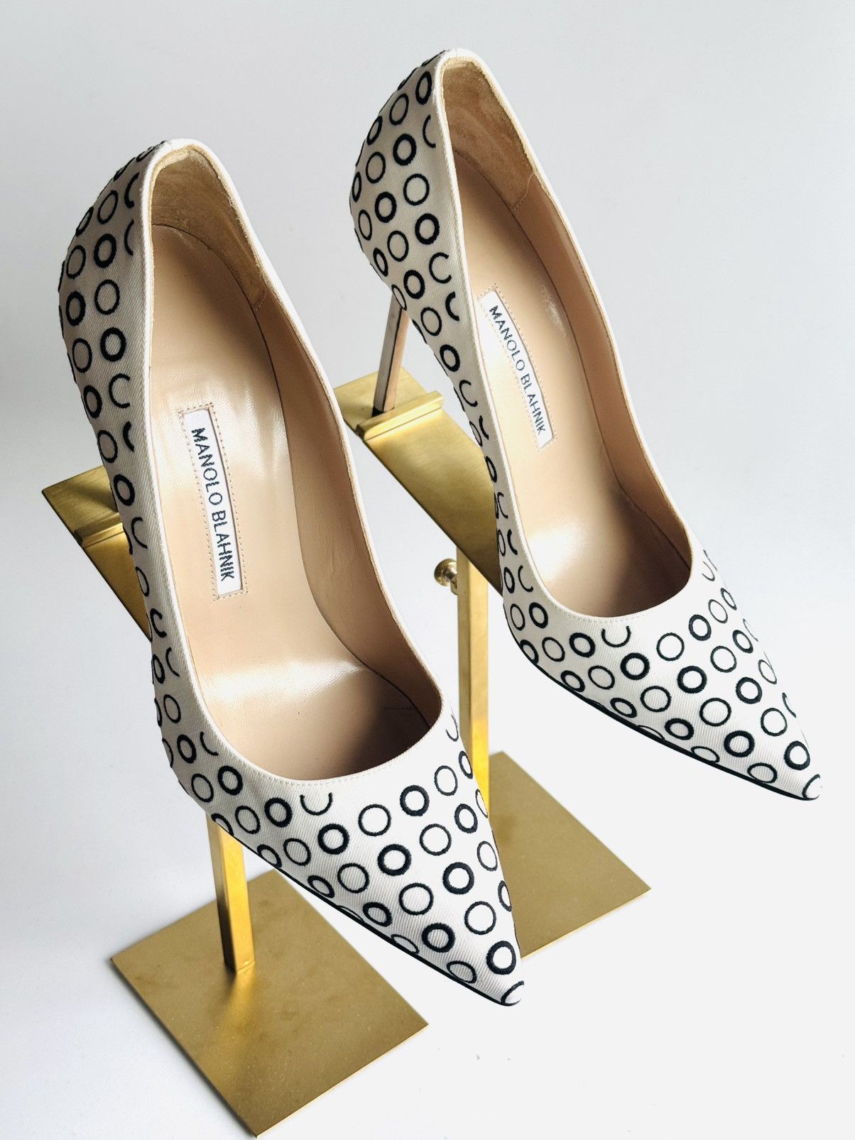 Manolo Blahnik Manolo Blahnik Bb pump embroidered black dots sz 40 Size US 10 / IT 40 - 7 Thumbnail