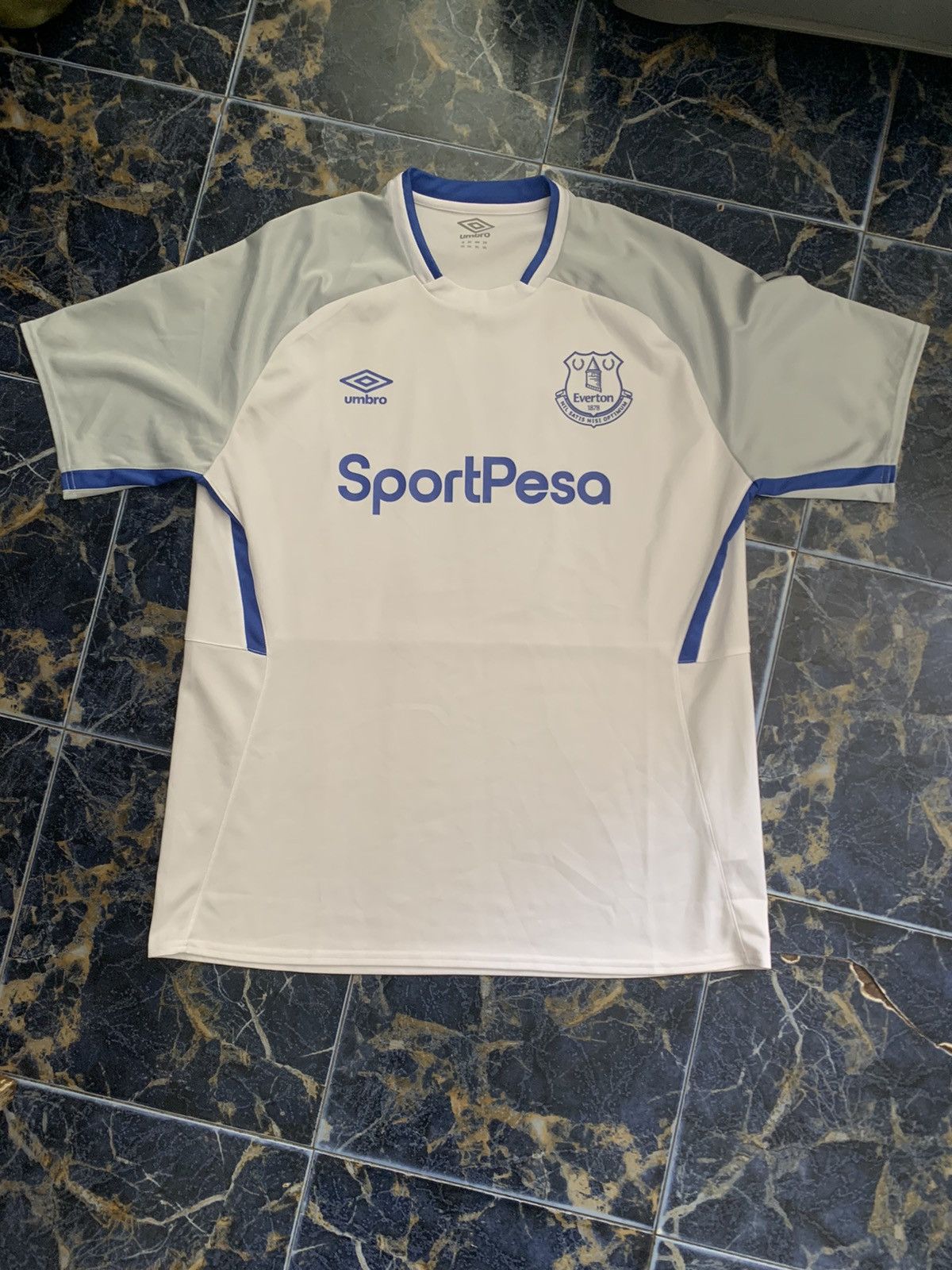 Umbro 2019-20 Everton Umbro white jersey size X-Large Size US XL / EU 56 / 4 - 2 Thumbnail