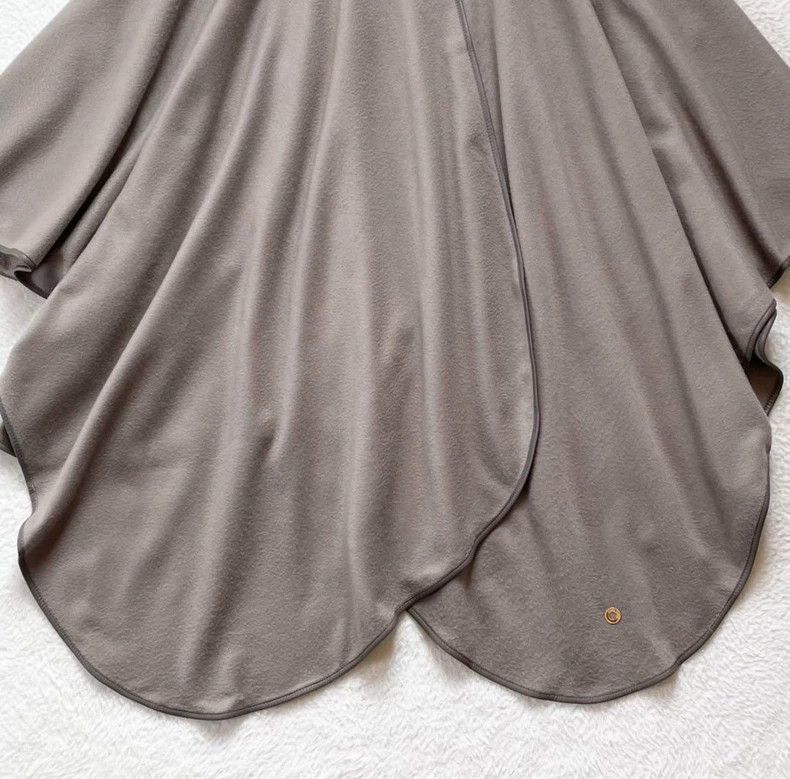 Loro Piana LORO PIANA Small sheepskin decorative neutral style shawl Size M / US 6-8 / IT 42-44 - 4 Thumbnail