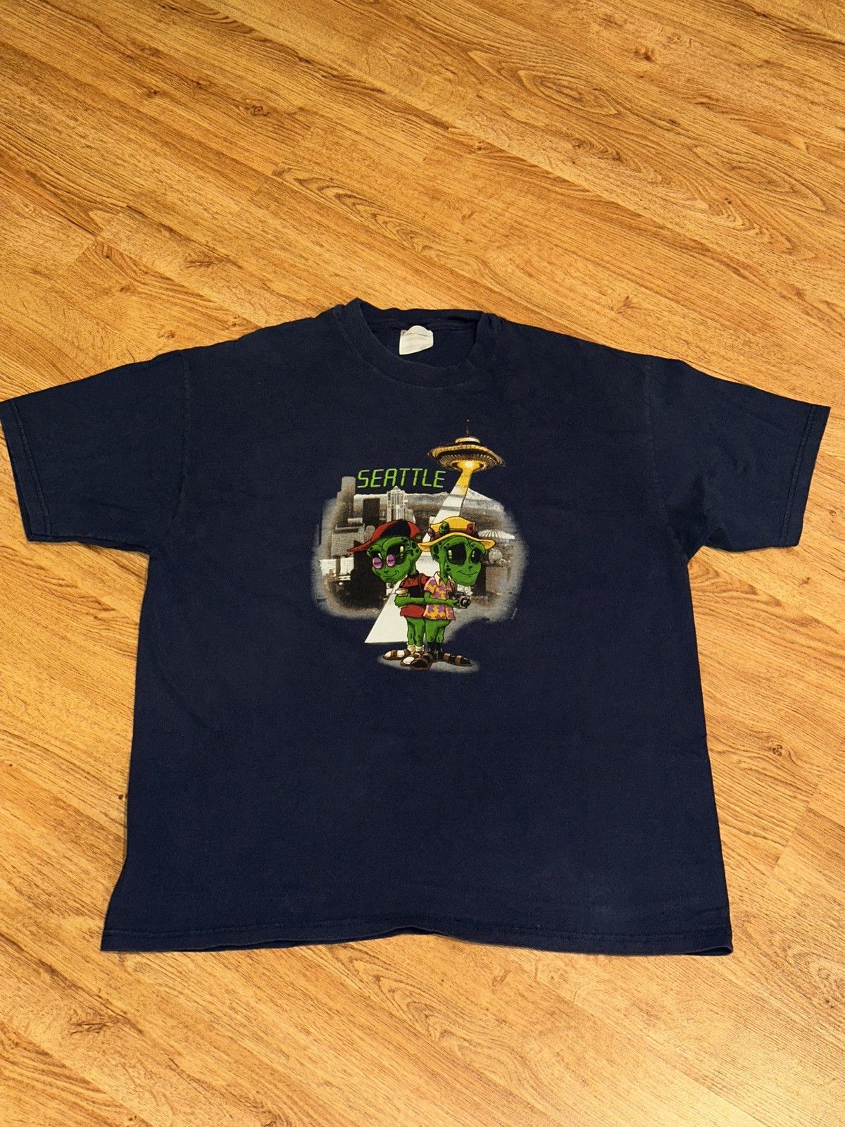 Hanes × Vintage Y2K Vtg SPACE ALIEN Tourists In SEATTLE Cartoon Tee XL Size US XL / EU 56 / 4 - 1 Thumbnail