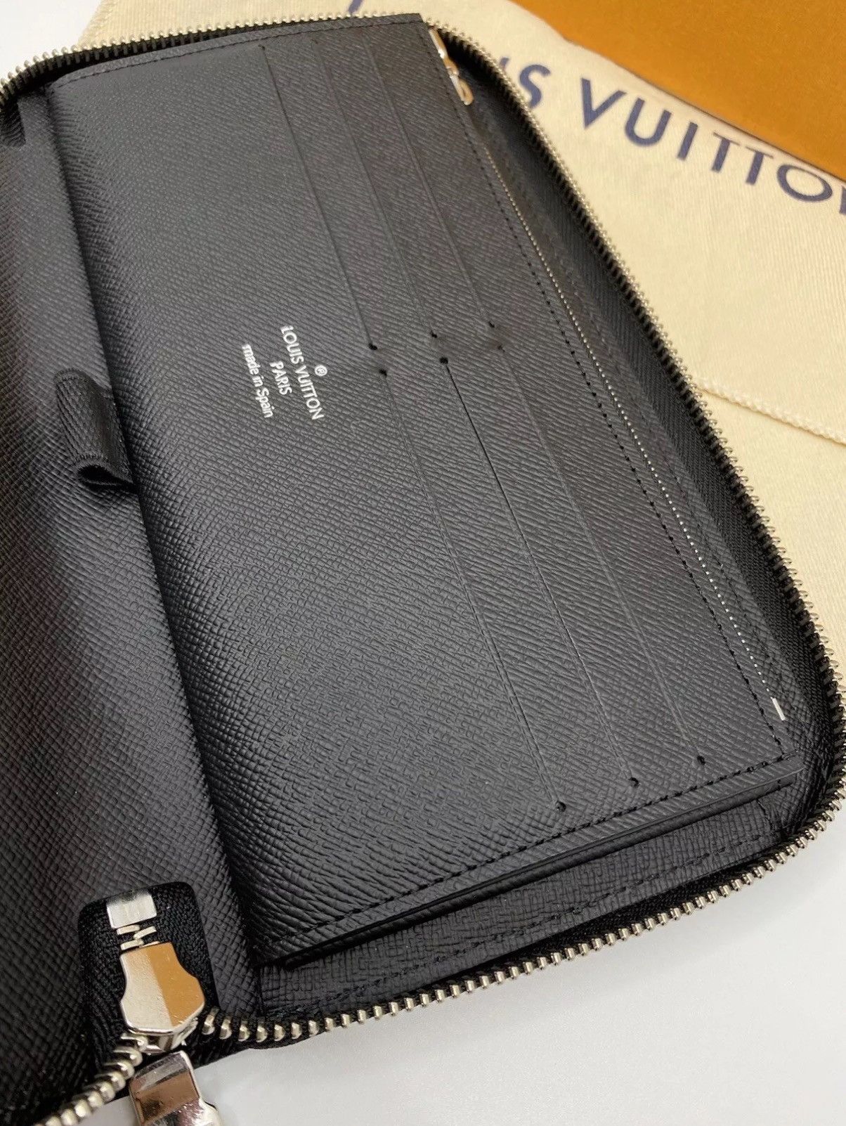 Louis Vuitton × Supreme Louis Vuitton X Supreme Zippy Wallet M67723 Black Epi Size ONE SIZE - 8 Thumbnail