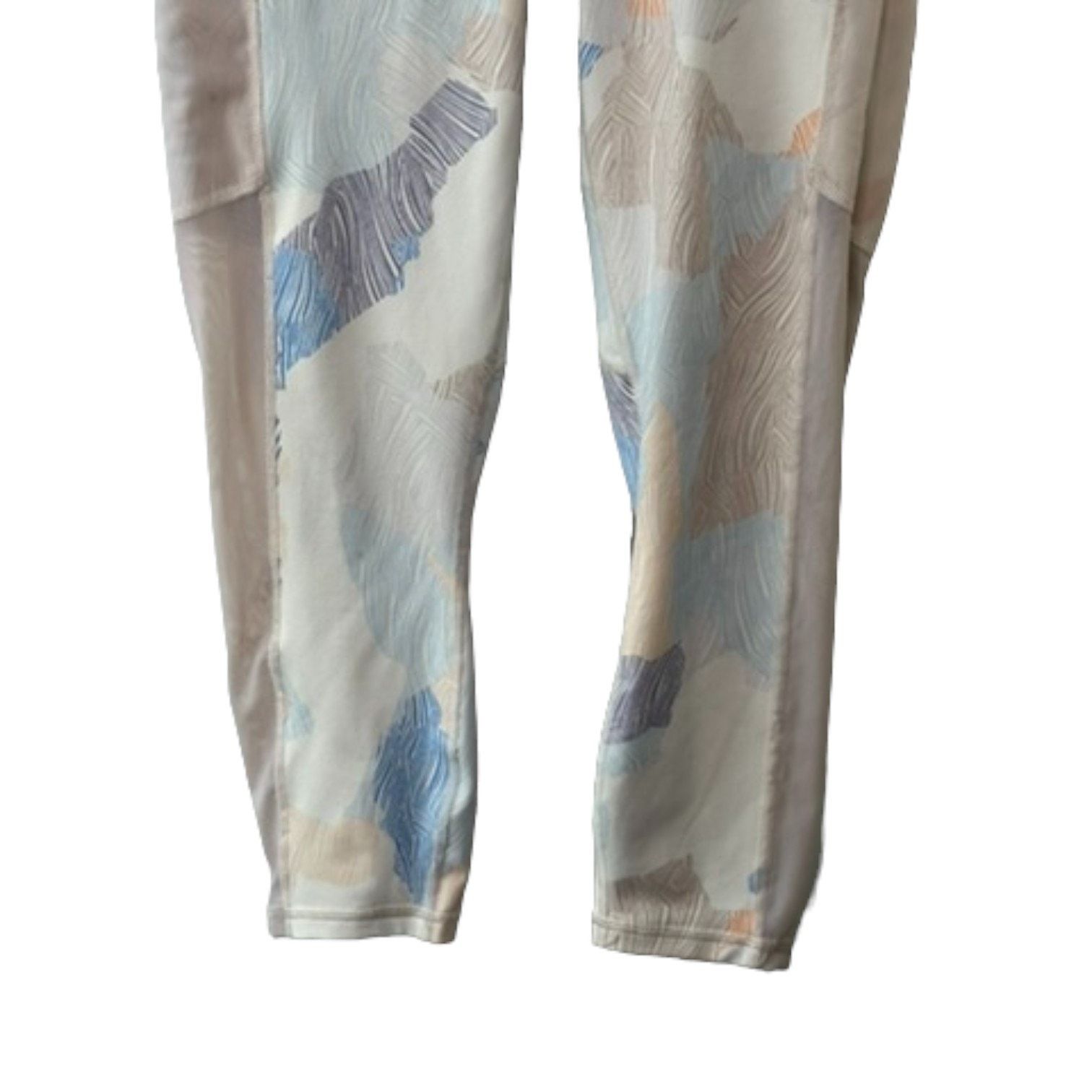 Fabletics Fabletics POWERHOLD 22" Print Compression Leggings Size 27" / US 4 / IT 40 - 7 Thumbnail