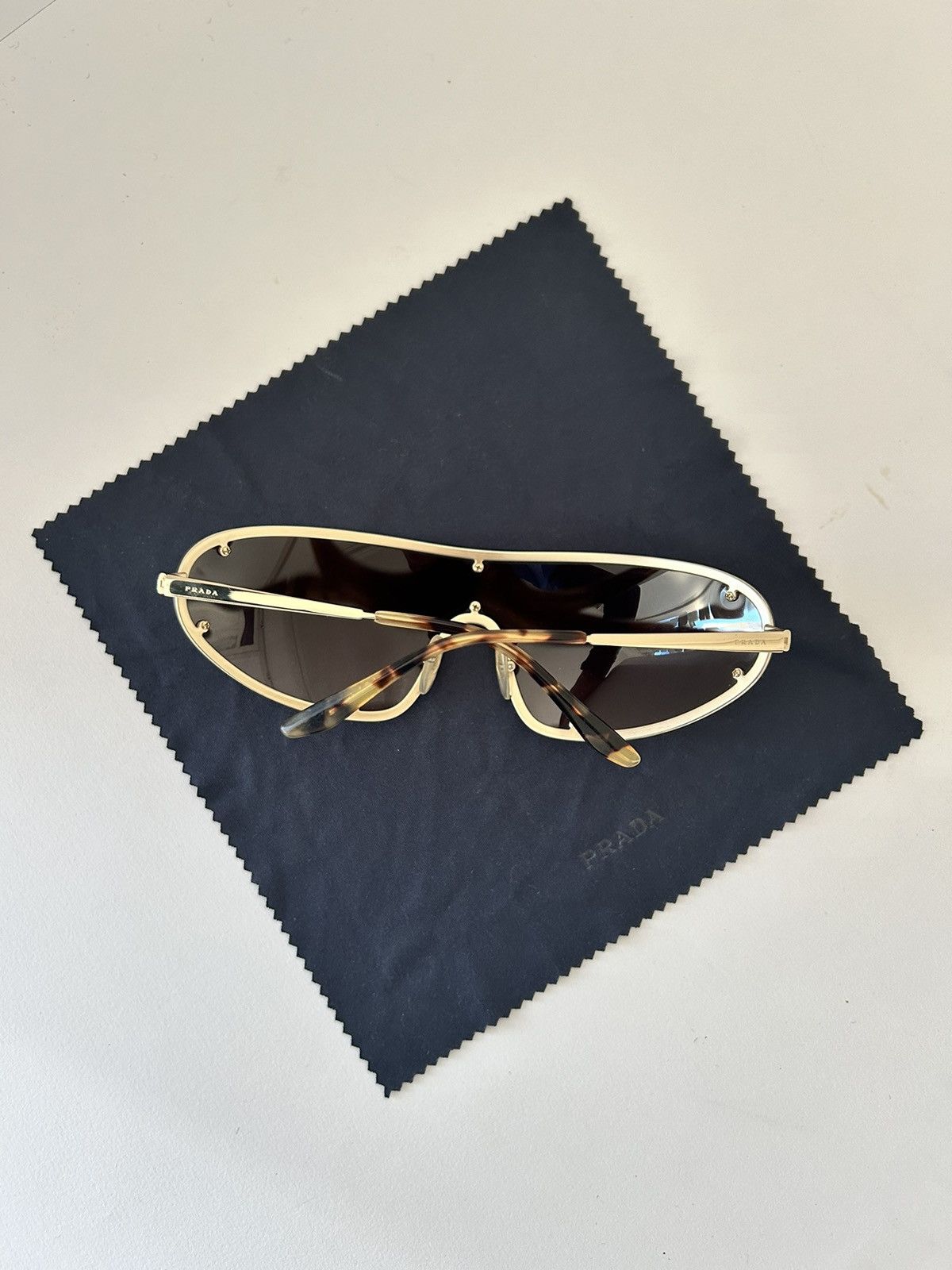 Prada Prada wrap around sunglasses tortoiseshell arms Size ONE SIZE - 4 Thumbnail