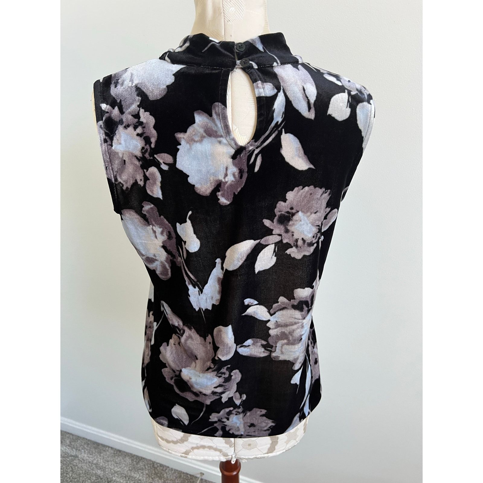 Tommy Hilfiger Tommy Hilfiger Sleeveless Velvet Classic Floral Blouse Small Size S / US 4 / IT 40 - 5 Thumbnail