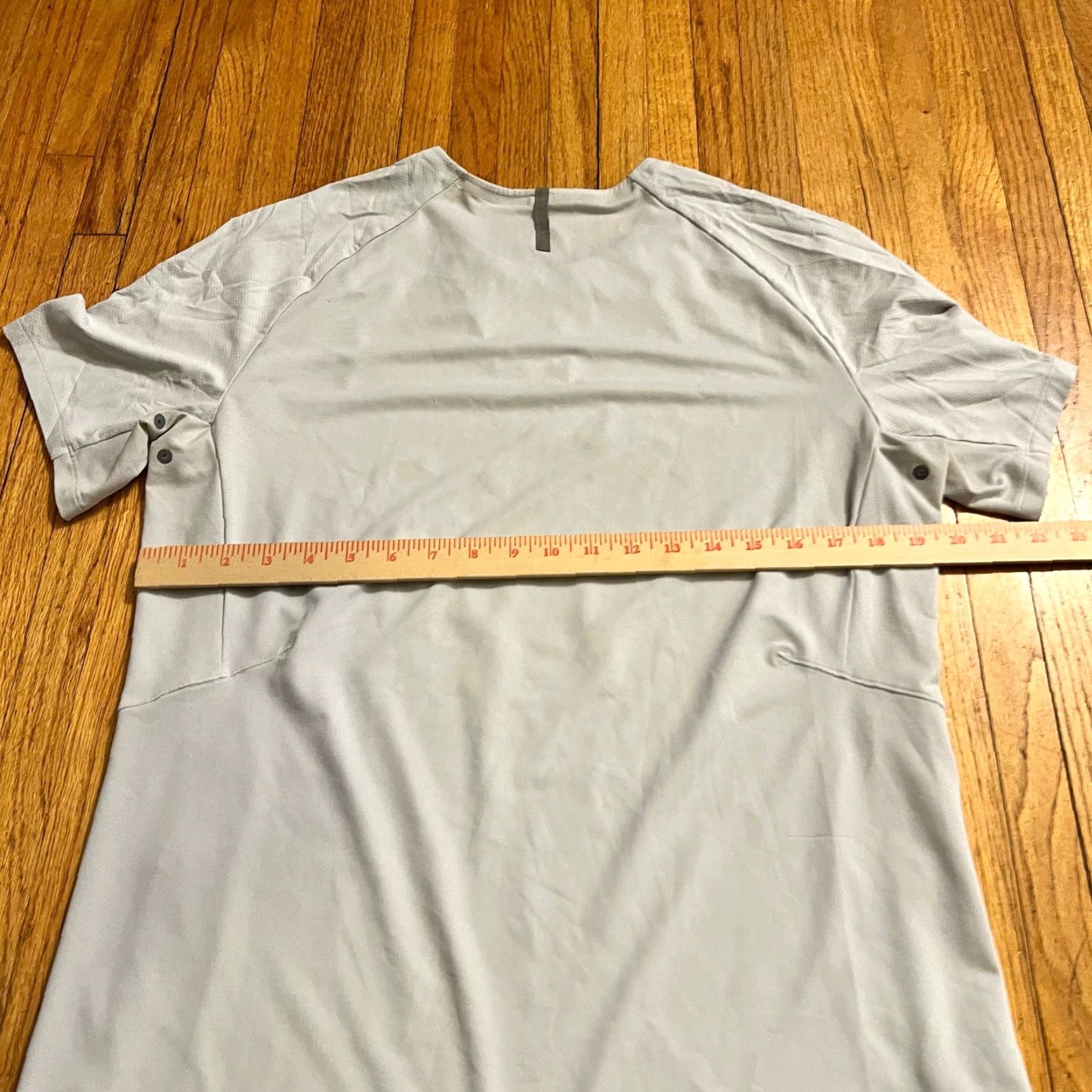 Lululemon Lululemon Shirt Mens Medium Light Gray Workout Performance Tshirt Shirt Mens M Gray Tshirt Size US M / EU 48-50 / 2 - 6 Thumbnail