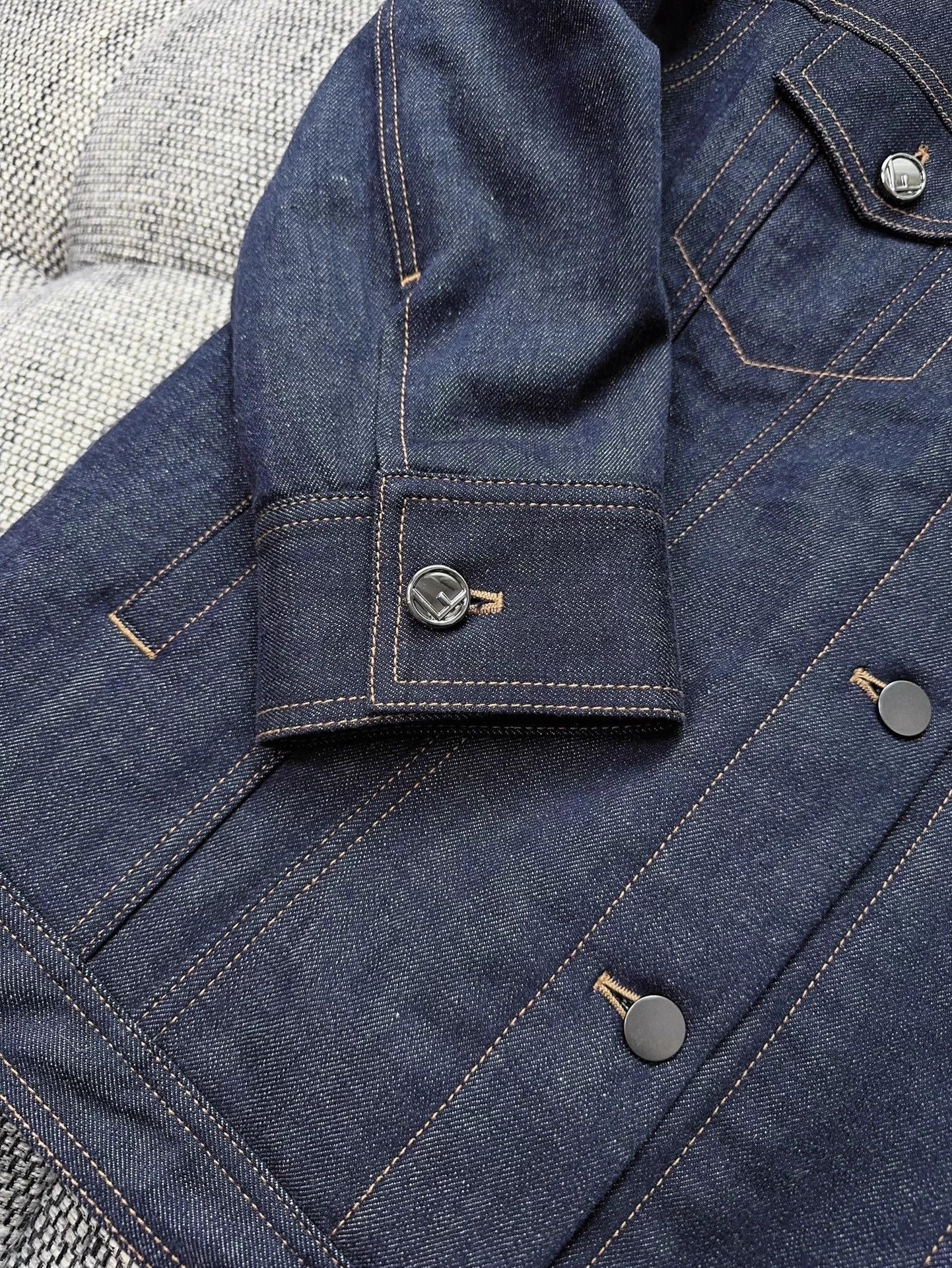 Fendi Fendi Navy Heart Sequin Embroidery Collar Denim Jacket 36 Size XS / US 0-2 / IT 36-38 - 6 Thumbnail