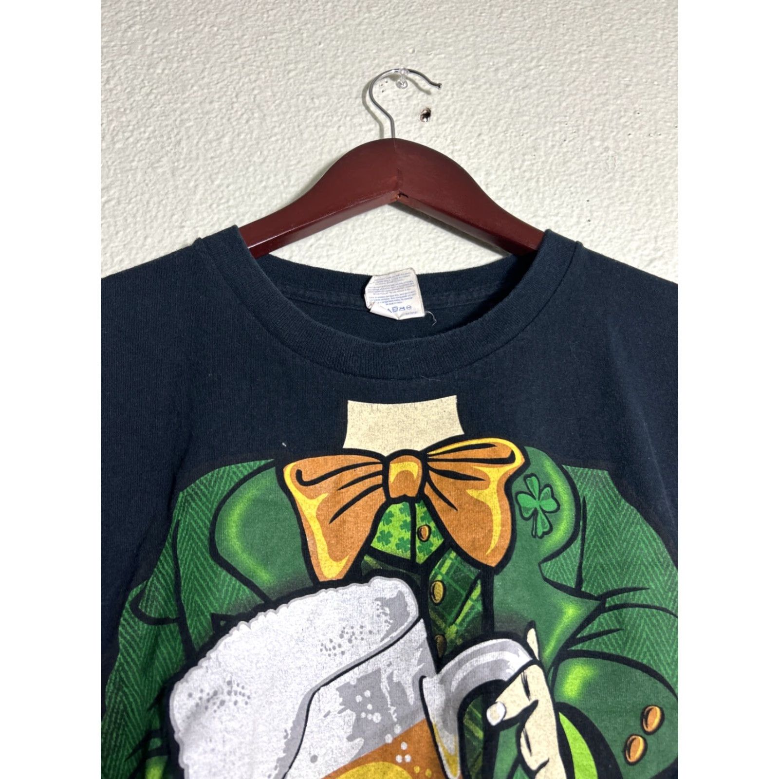 Gildan VINTAGE Mens XXL Short Sleeve T Shirt At Patrick’s Day Leprechaun Holding A Beer Black Size US XXL / EU 58 / 5 - 3 Thumbnail