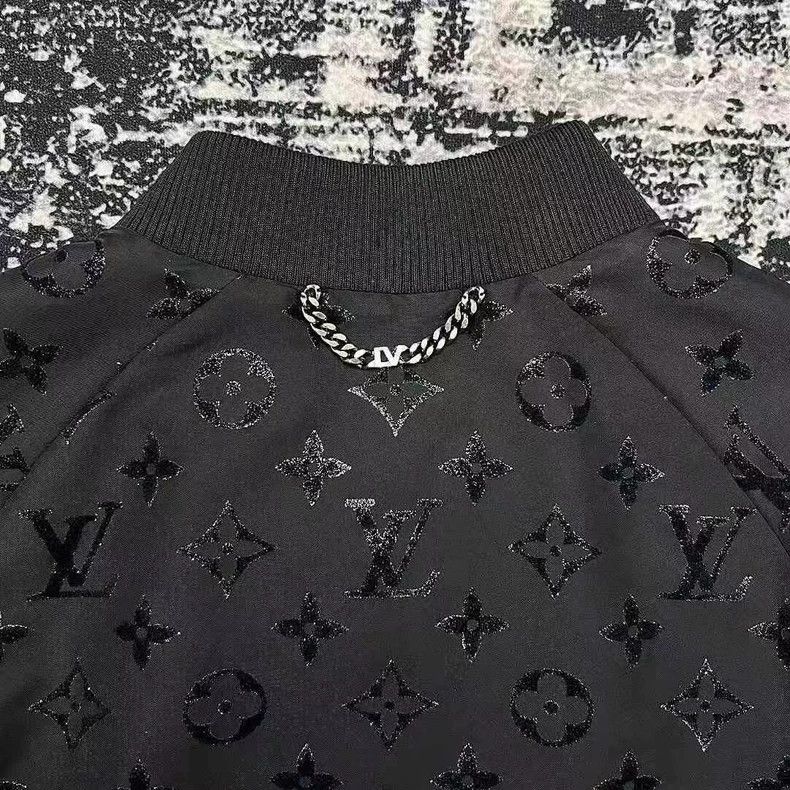 Louis Vuitton Louis Vuitton Gradient presbyopic full logo bomber jacket Size US M / EU 48-50 / 2 - 4 Thumbnail