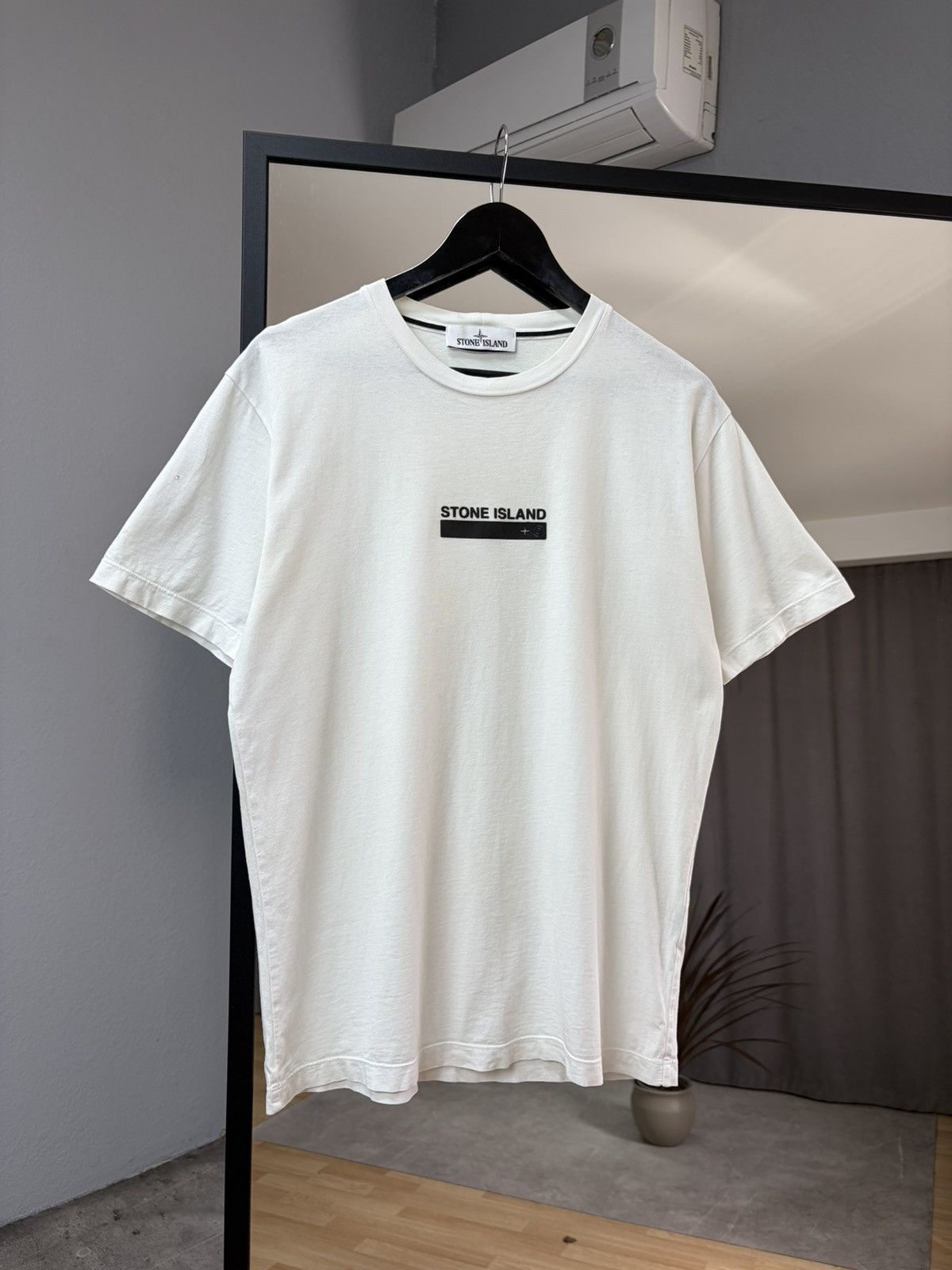 Stone Island Stone Island Logo T-Shirt White Minimal Graphic Tee Luxury Size US M / EU 48-50 / 2 - 17 Thumbnail