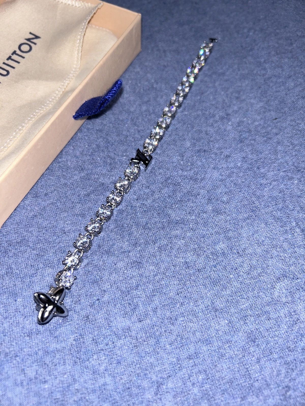 Louis Vuitton RARE Louis Vuitton Crystal chain bracelet Size ONE SIZE - 12 Thumbnail