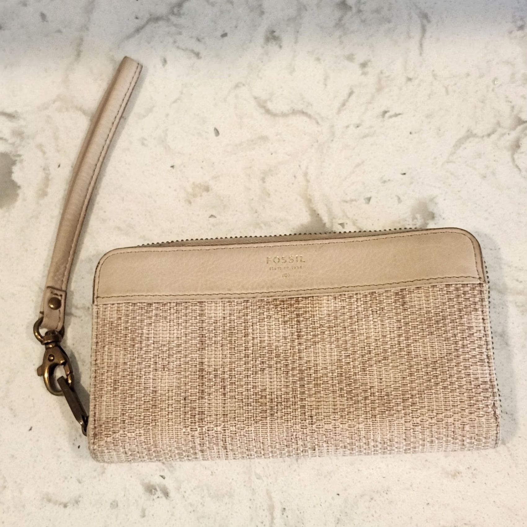 Fossil Fossil Zip-Around Wallet Tan Straw Leather Beige Womens S Color Beige Zip-Around Wallet Womens S Leather Wristlet Clutch NEEDS CLEANING Size ONE SIZE - 2 Thumbnail