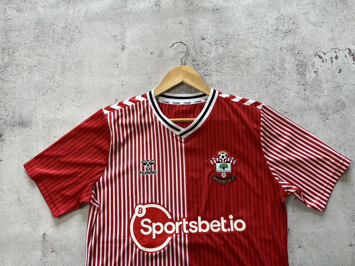 Hummel HUMMEL FC SOUTHAMPTON 2023/2024 HOME FOOTBALL SOCCER JERSEY Size US S / EU 44-46 / 1 - 3 Thumbnail