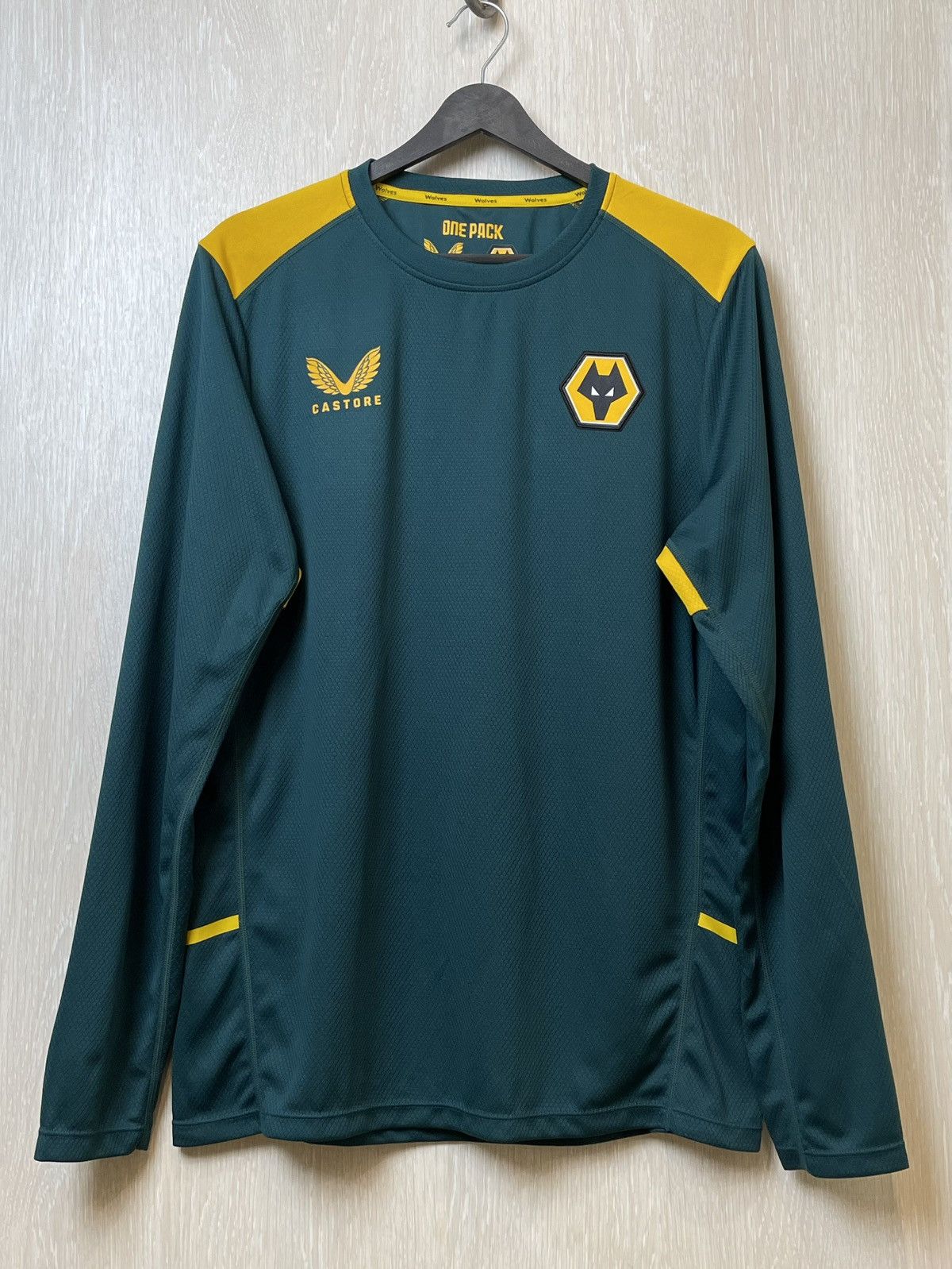 Vintage Vintage Castore FC Wolverhampton Longsleeve Jersey Shirt Size US M / EU 48-50 / 2 - 1 Thumbnail