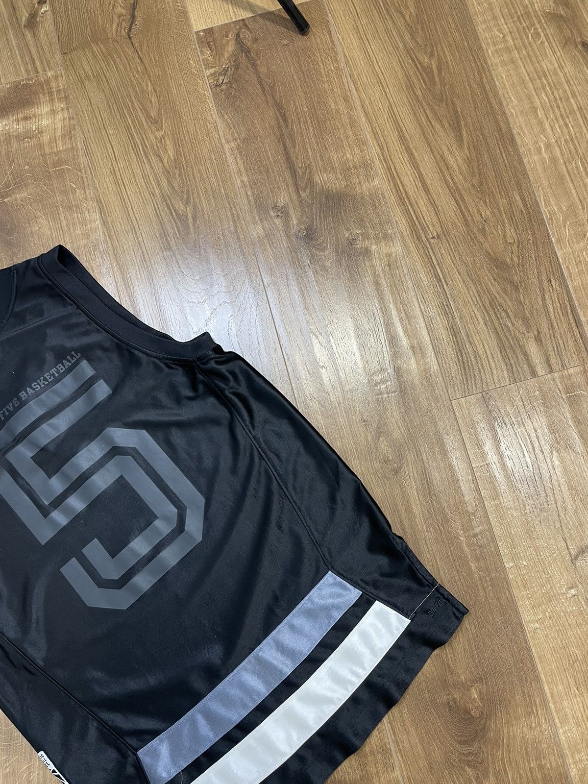 Nike Vintage Nike Basketball Apparel 5/5 Basketball Singlet Tee Size US S / EU 44-46 / 1 - 12 Thumbnail