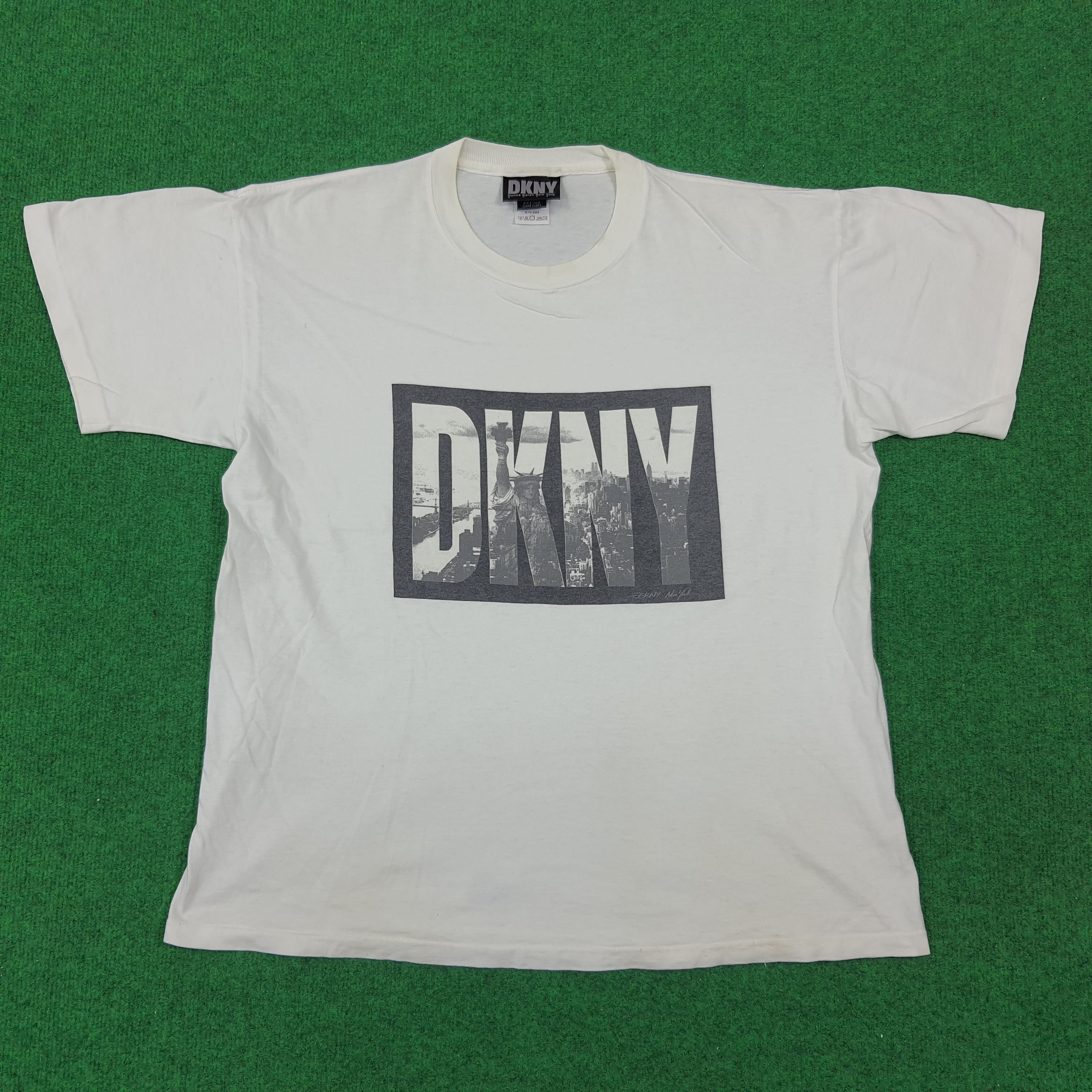 DKNY × Vintage Vintage DKNY Donna Karan New York American Boxy Brand Tshirt Size US L / EU 52-54 / 3 - 1 Thumbnail