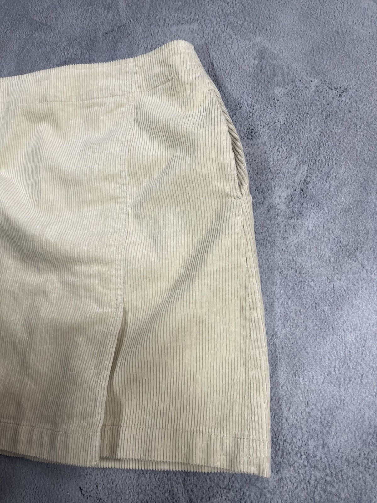 Uniqlo Vintage Y2K Uniqlo corduroy mini skirt streetwear style Size 28" / US 6 / IT 42 - 5 Thumbnail