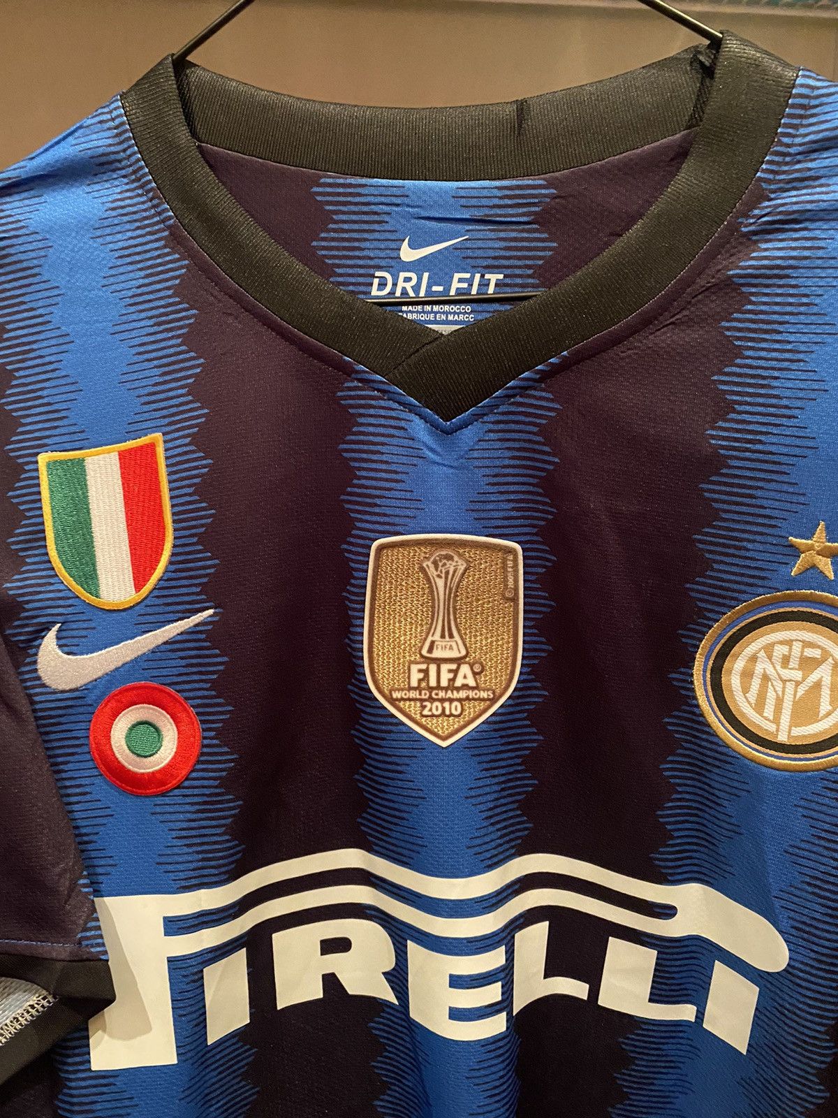 Nike Jersey Nike INTER Triplete Milito size L Size US L / EU 52-54 / 3 - 2 Thumbnail