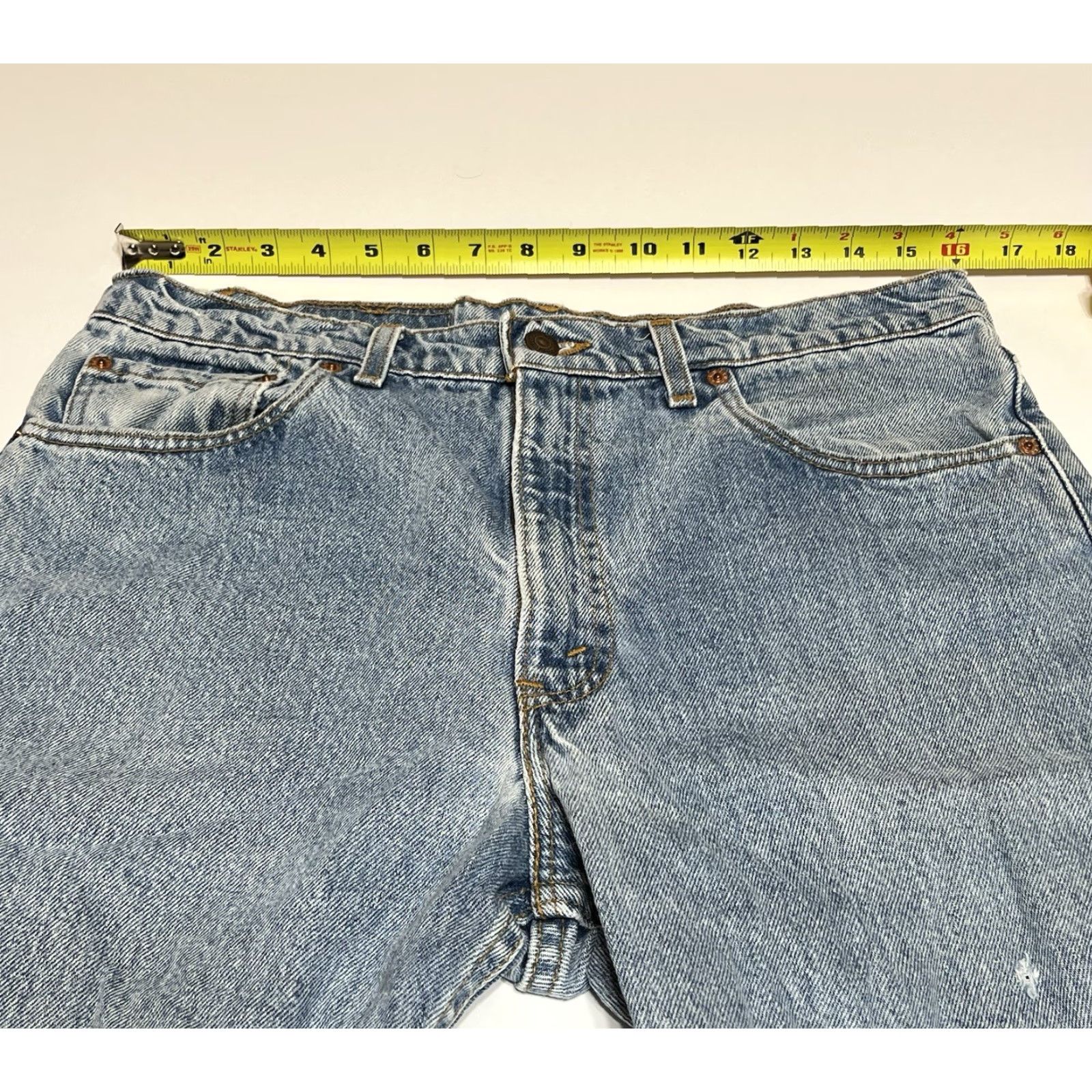Levi's VINTAGE Levi's 550 Jeans 32x31 Relaxed Taper Blue Light Wash USA Mens Denim 5-Pocket Zip Distressed Size US 32 / EU 48 - 3 Thumbnail