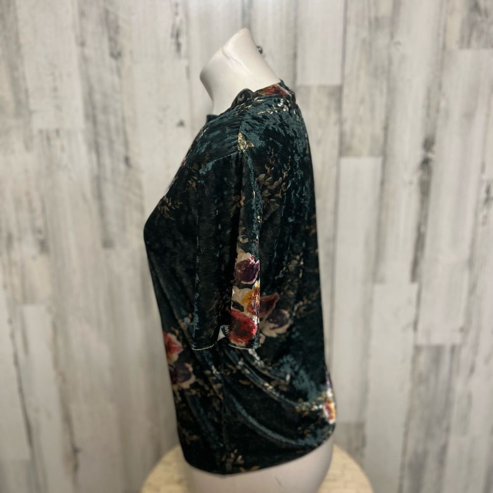 Shein Velvet Floral Short Sleeve Top Green Pink Roses Crushed Velv Size XS / US 0-2 / IT 36-38 - 2 Thumbnail