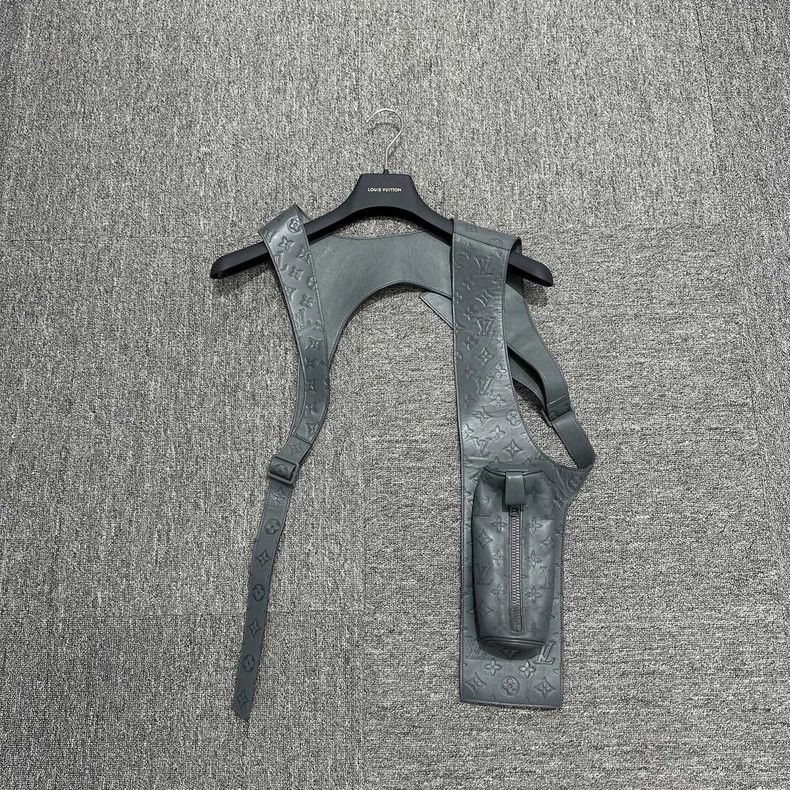 Louis Vuitton Louis Vuitton Leather presbyopic tactical vest Nextarrow-25 Size US S / EU 44-46 / 1 - 1 Thumbnail