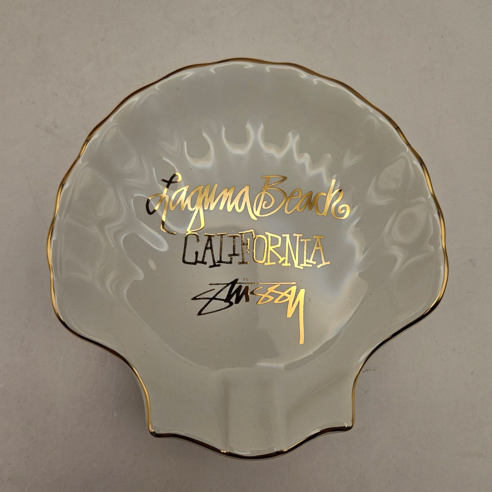 STUSSY LAGUNA BEACH CERAMIC SEASHELL ASHTRAY WHITE